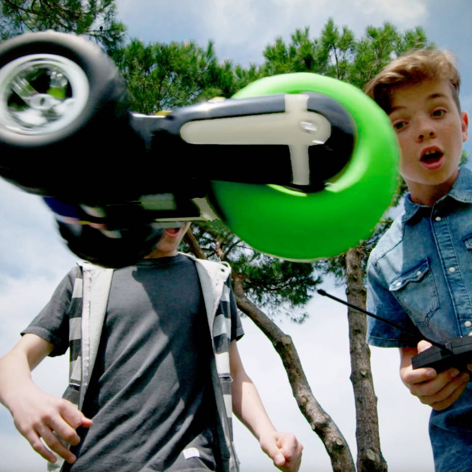Gear2Play op afstand bestuurbare Air Rebound stuntauto