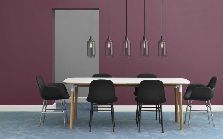 Normann Copenhagen Form Armchair stoel met verchroomd onderstel felrood