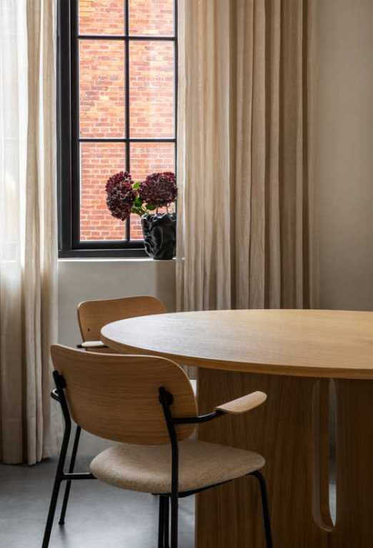 Audo Copenhagen Androgyne eettafel Ø150 donker eiken