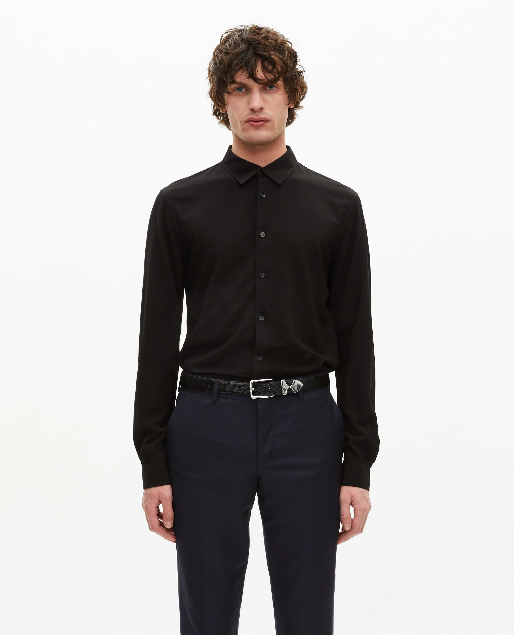 Chemise noire avec broderie