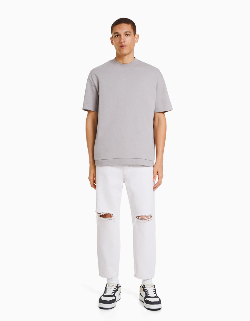 Calça jeans folgada com rasgos