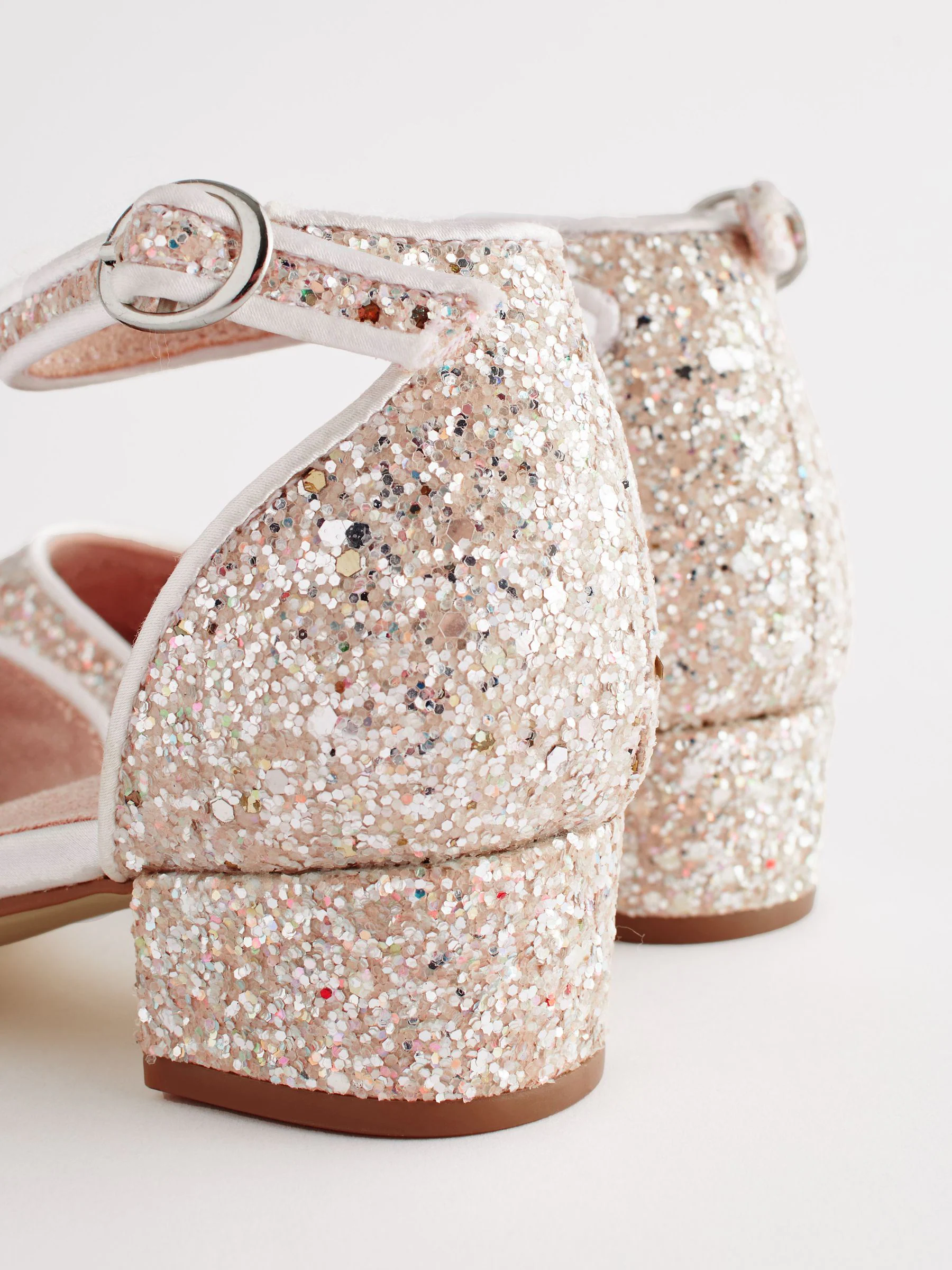 Ivoorkleurig met wit en glitter - Gelegenheidsschoenen met enkelbandje en lage hak