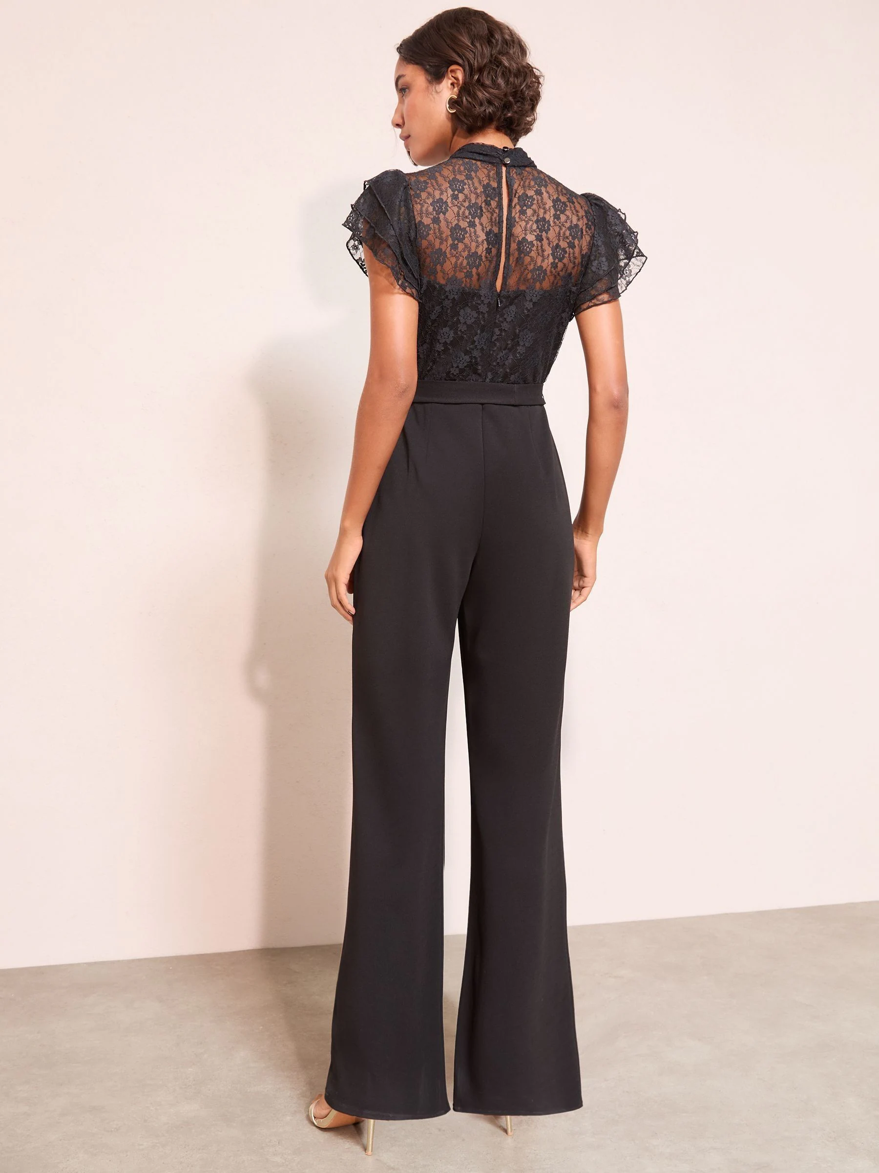 Zwart - Friends Like These jumpsuit van kant en scubamix met ruches aan de mouwen