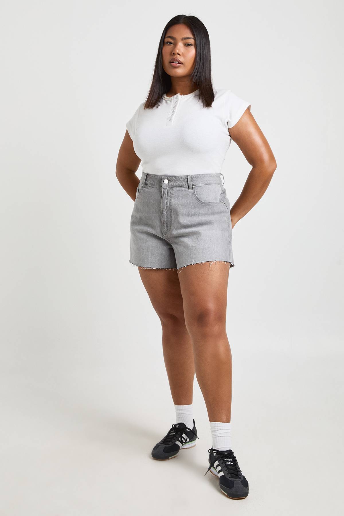 boohoo Short En Jean Grande Taille À Ourlet Brut