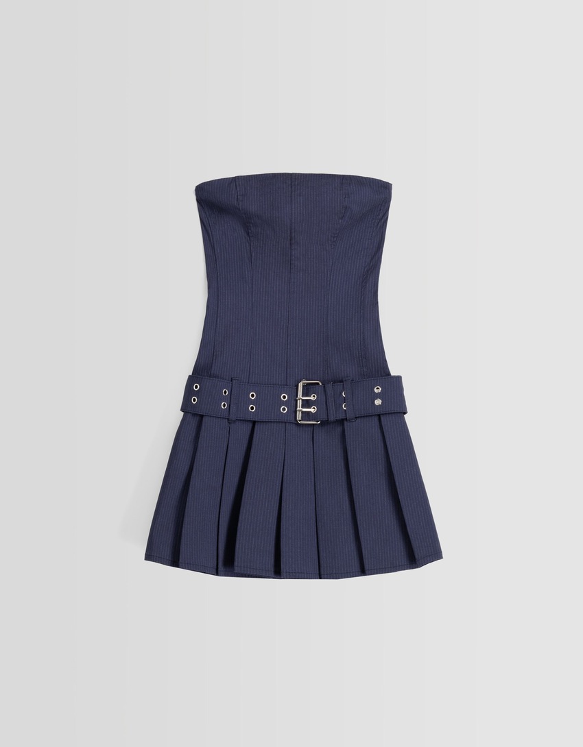 Vestido curto listrado com pregas e fivelas.