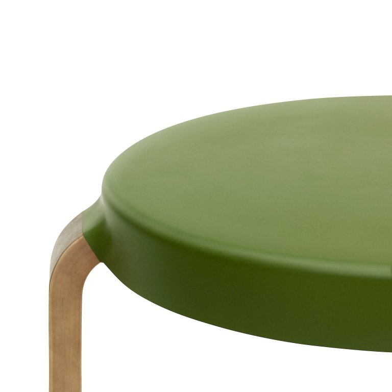 Normann Copenhagen Tap kruk met walnoten onderstel olijfgroen