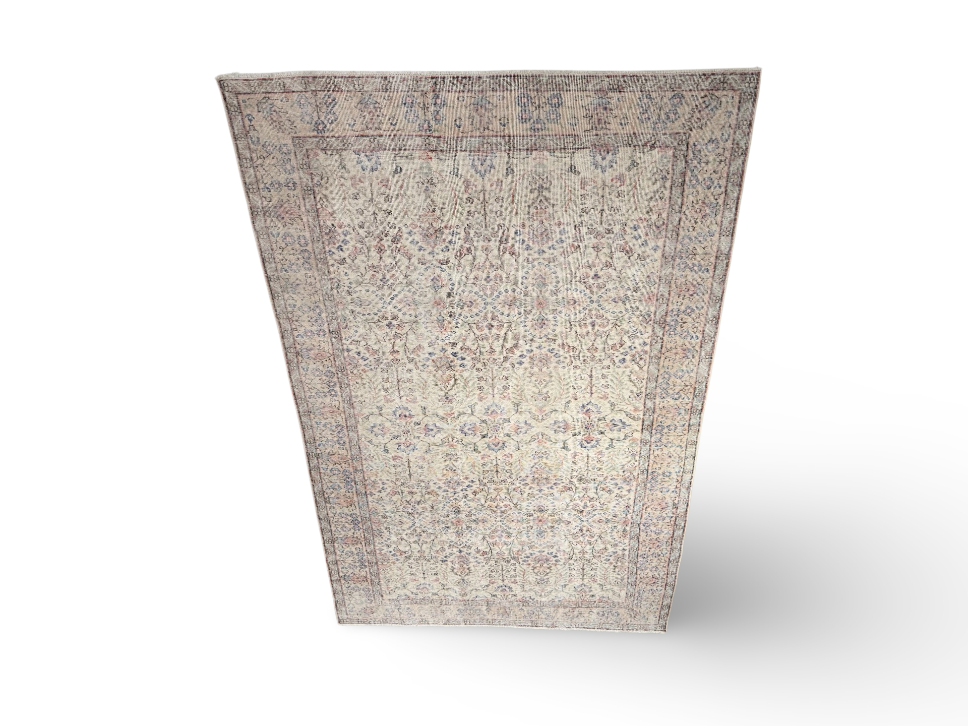 Vloerkleed vintage crème met bloemen Carpet vintage crème with flower design uniek.