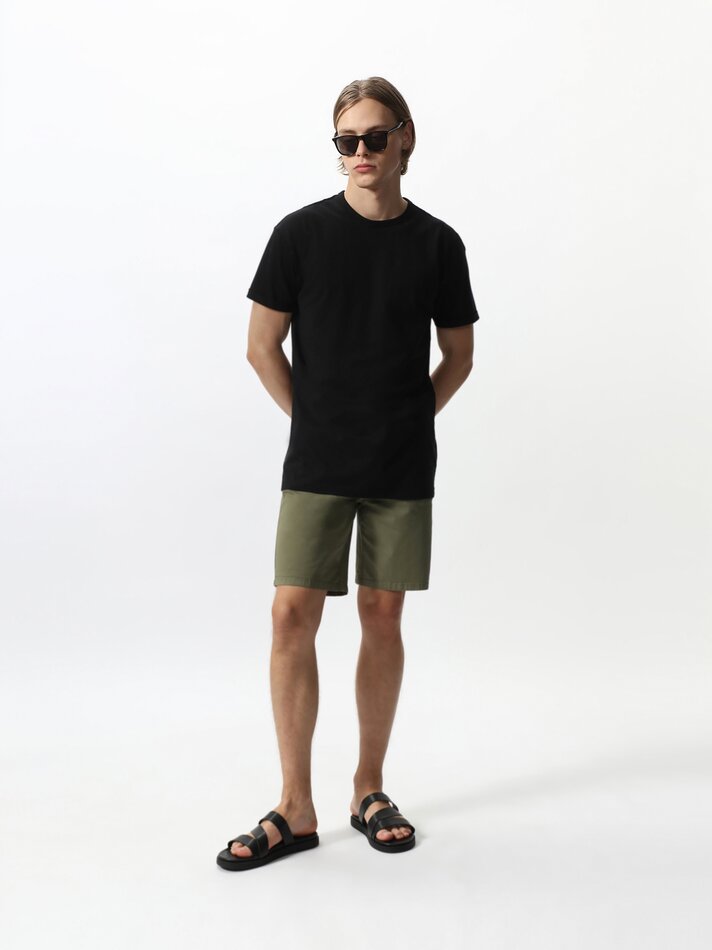 Camiseta básica de corte longo - Preta