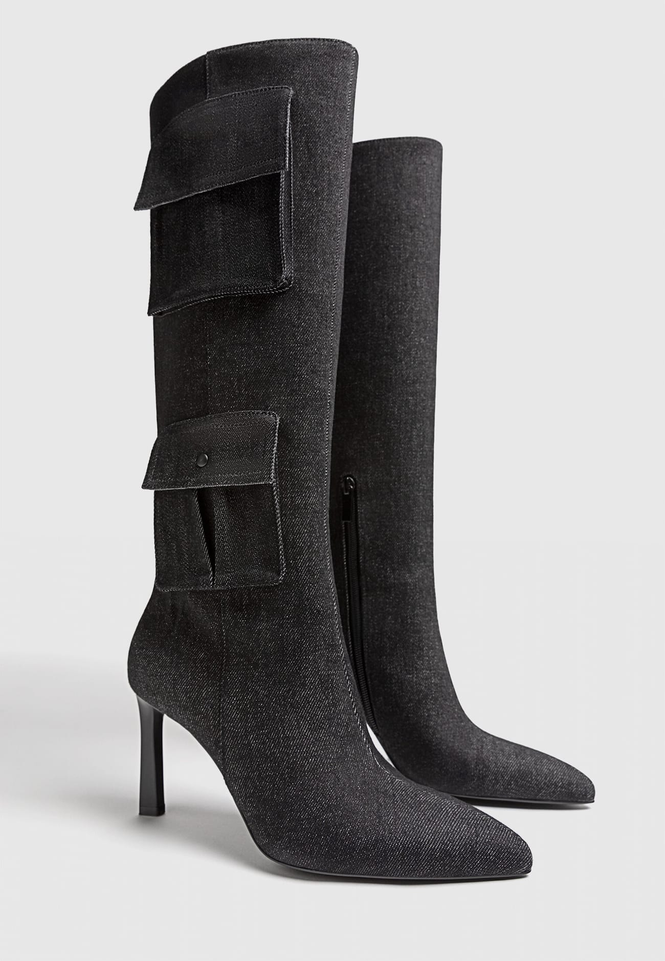 Botas de salto alto em jeans com bolsos
