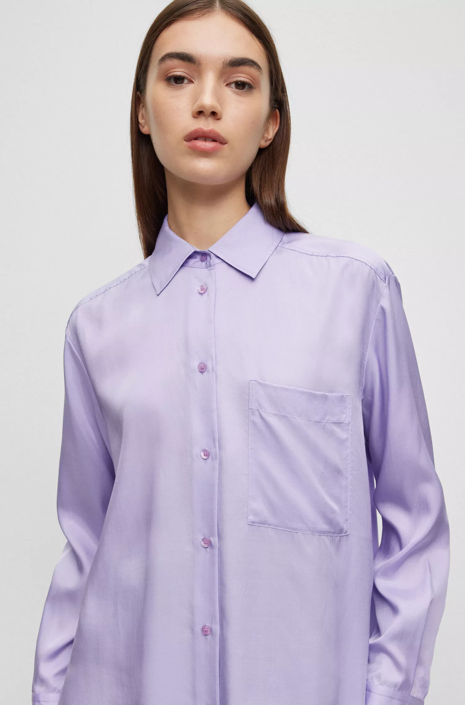 Blusa HUGO vermelha, modelagem oversized, com etiqueta com o logo.