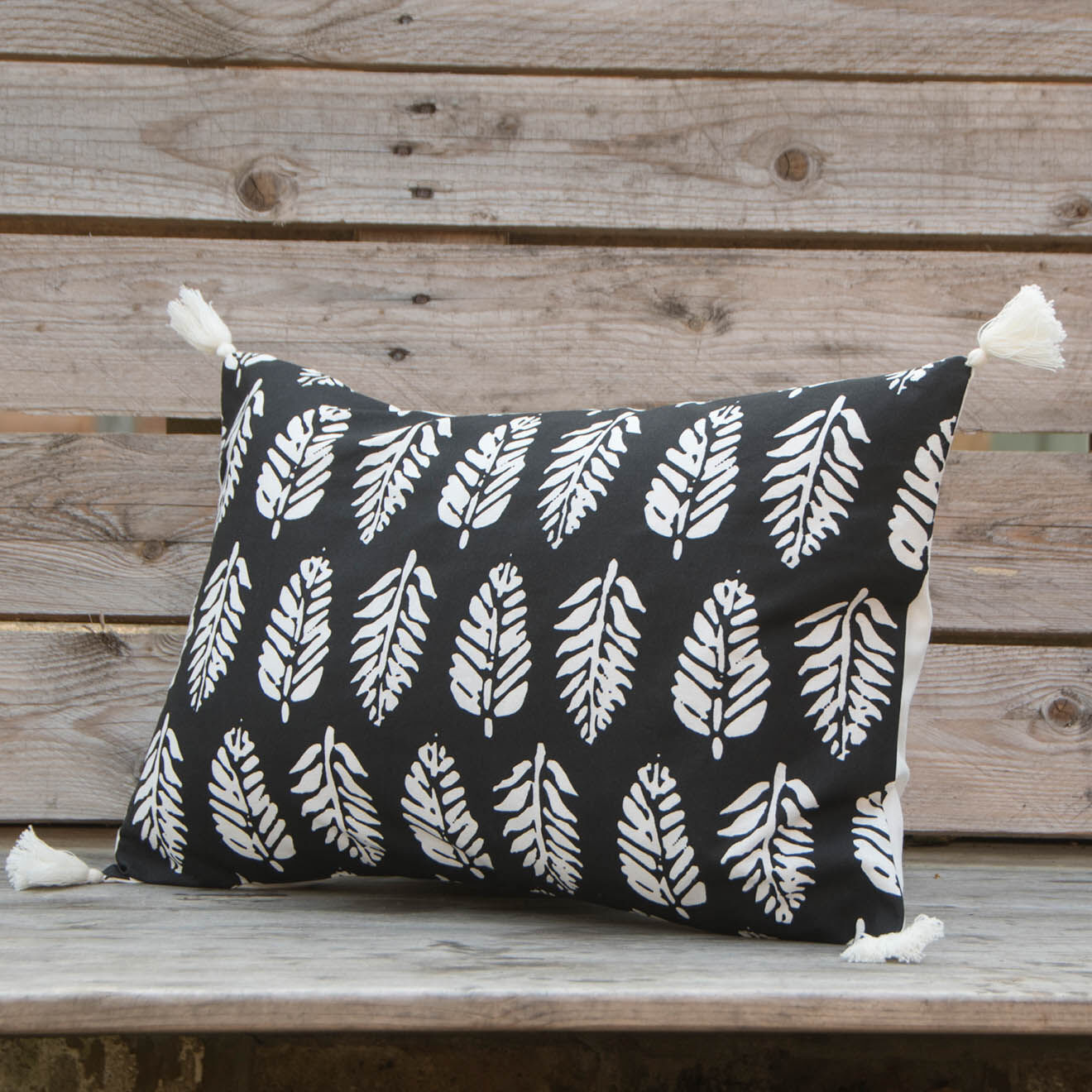 Febronie Housse de coussin Yaoundé Pompon noire - 50x30 cm