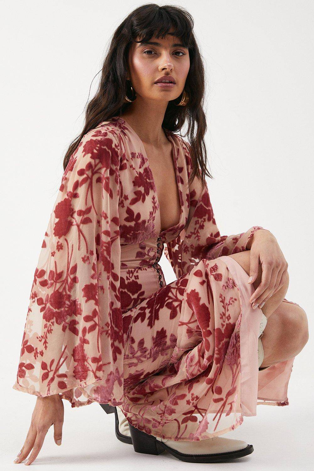 Warehouse Robe Midi en Velours à Décolleté Plongeant et Manches Évasées Boutonnée