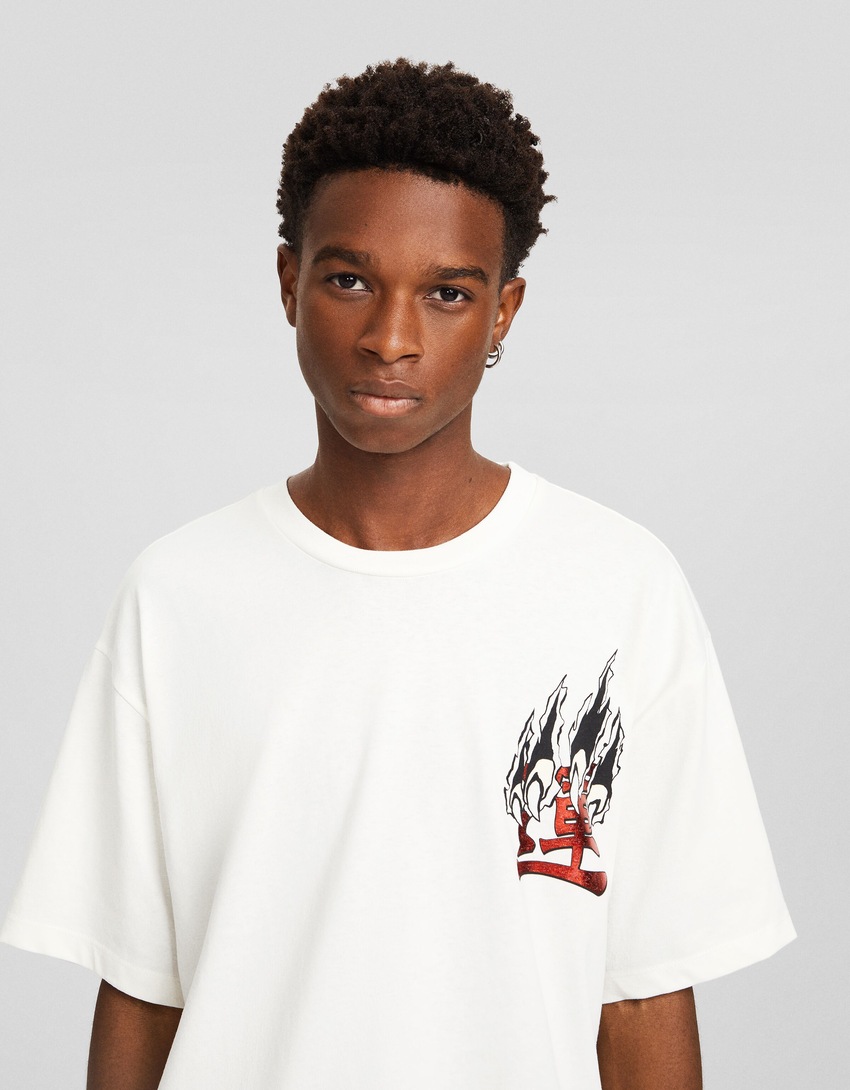Camiseta de manga curta com estampa e modelagem quadrada
