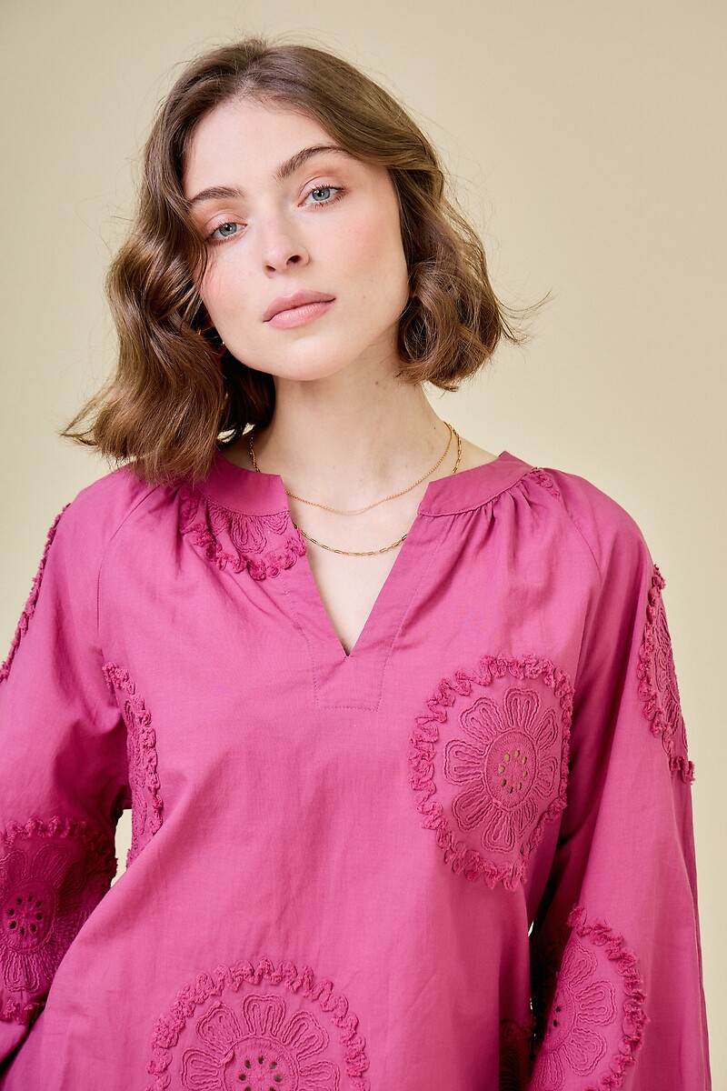 ATÉ BREVE<br>Blusa bordada com decote em V e mangas compridas