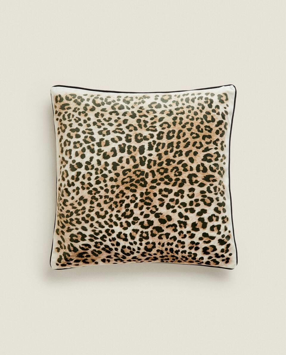 CAPA DE ALMOFADA EM VELUDO COM ESTAMPA DE LEOPARDO