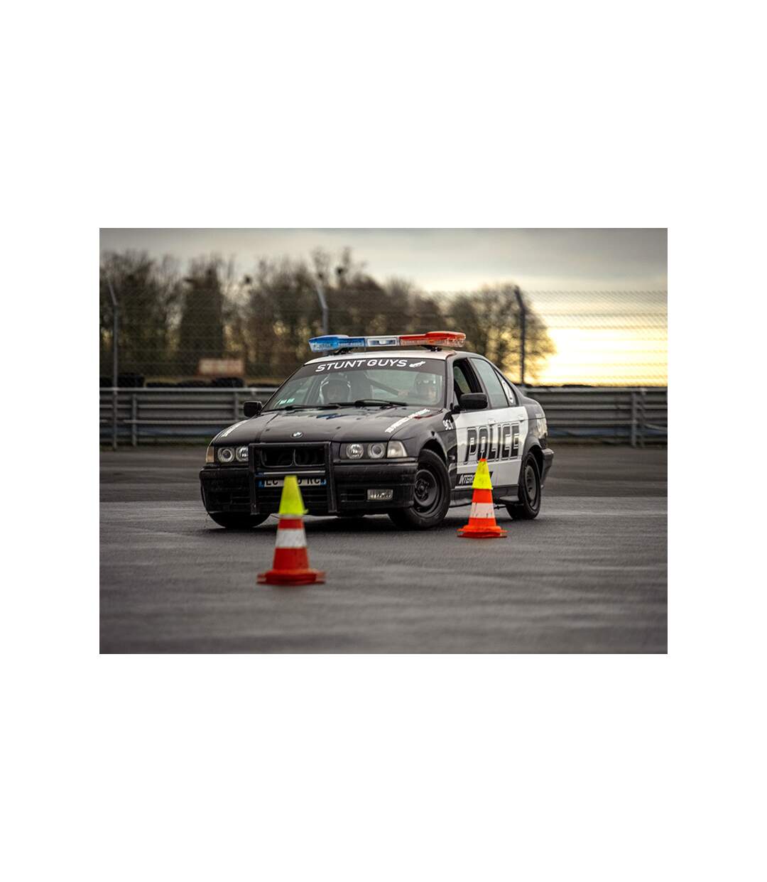 Le plein de sensations fortes avec un baptême de course-poursuite en passager - SMARTBOX - Coffret Cadeau Sport & Aventure