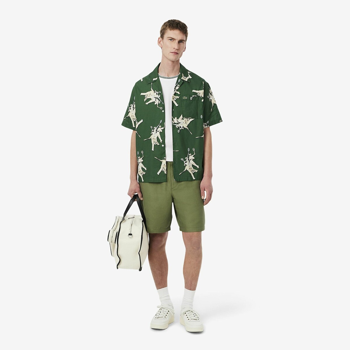 Camiseta LACOSTE com listras na gola. Modelagem regular.