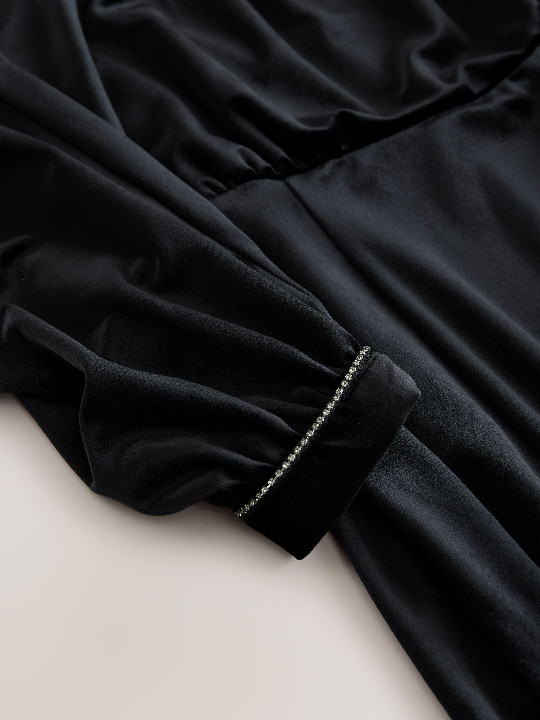 Zwart - Embellished Neckline Velvet Long Sleeve Mini Dress