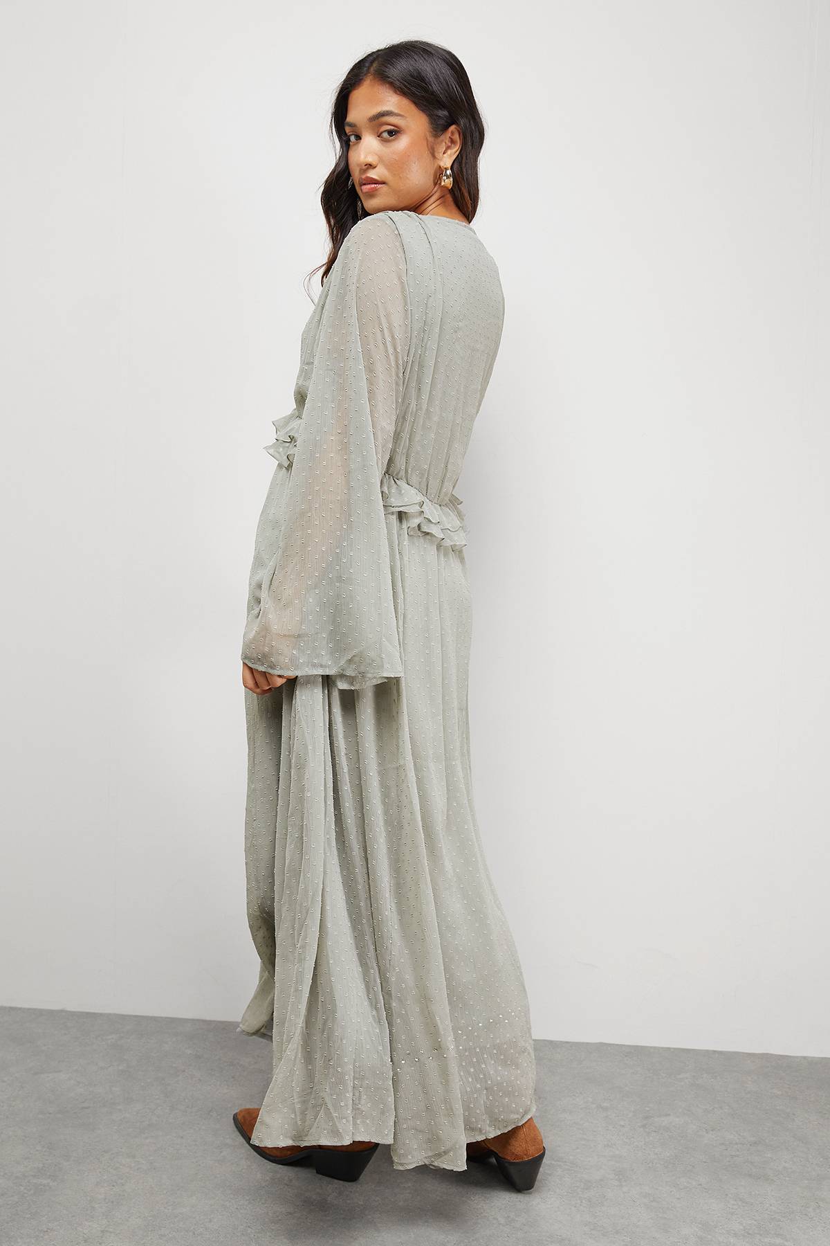 Warehouse Petite Robe Smock Mi-Longue en Mousseline Dobby à Décolleté Plongeant et Volants