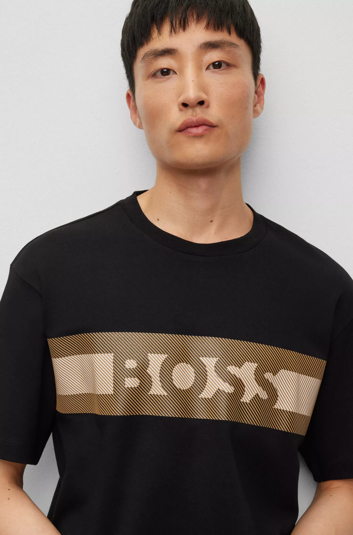 Camiseta BOSS preta em algodão interlock com listras em relevo e logotipo.