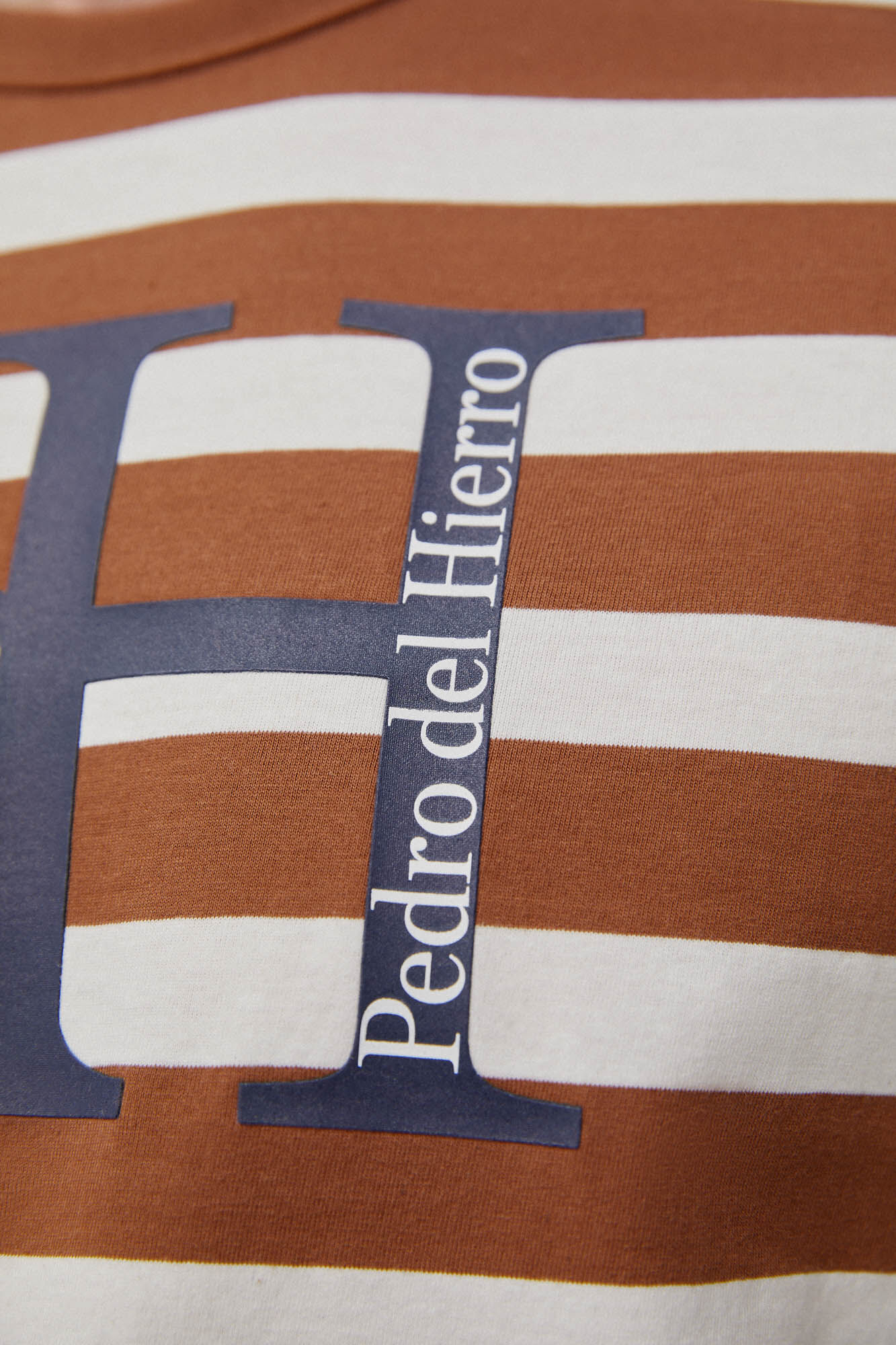 Camiseta com logo listrado - Marrom