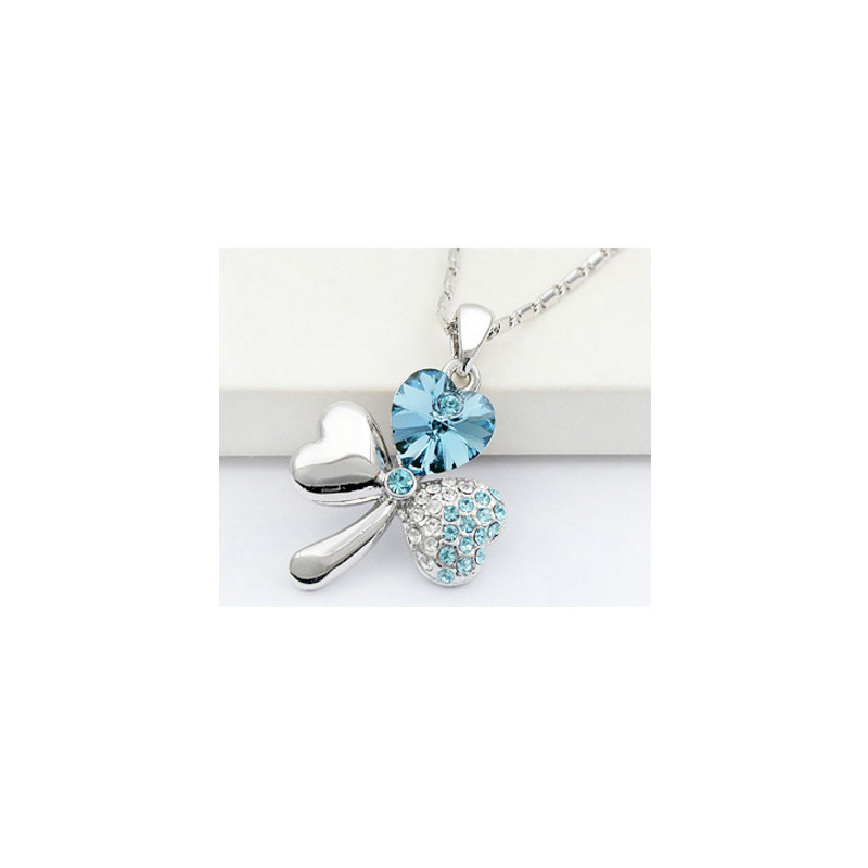 Pendentif Trêfle Ã 3 feuilles orné de Cristal Bleu ciel de Swarovski