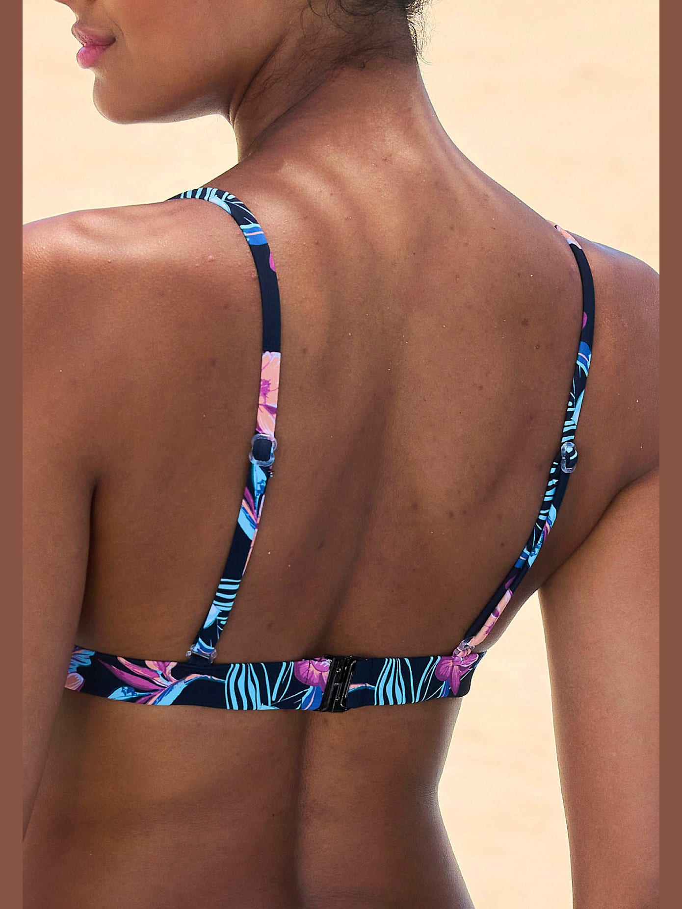 Haut de bikini triangle imprimé, effet de couleur différent pour chaque pièce