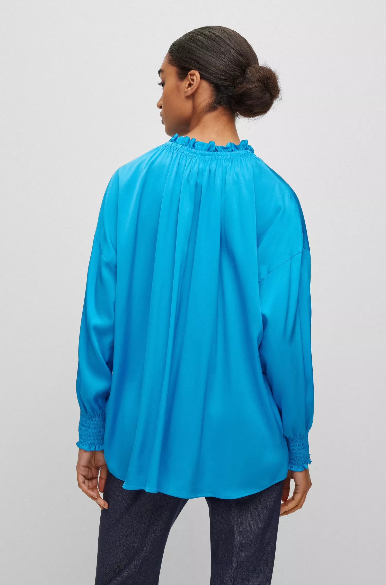 Blusa BOSS preta de modelagem relaxada em seda elástica com amarração frontal.