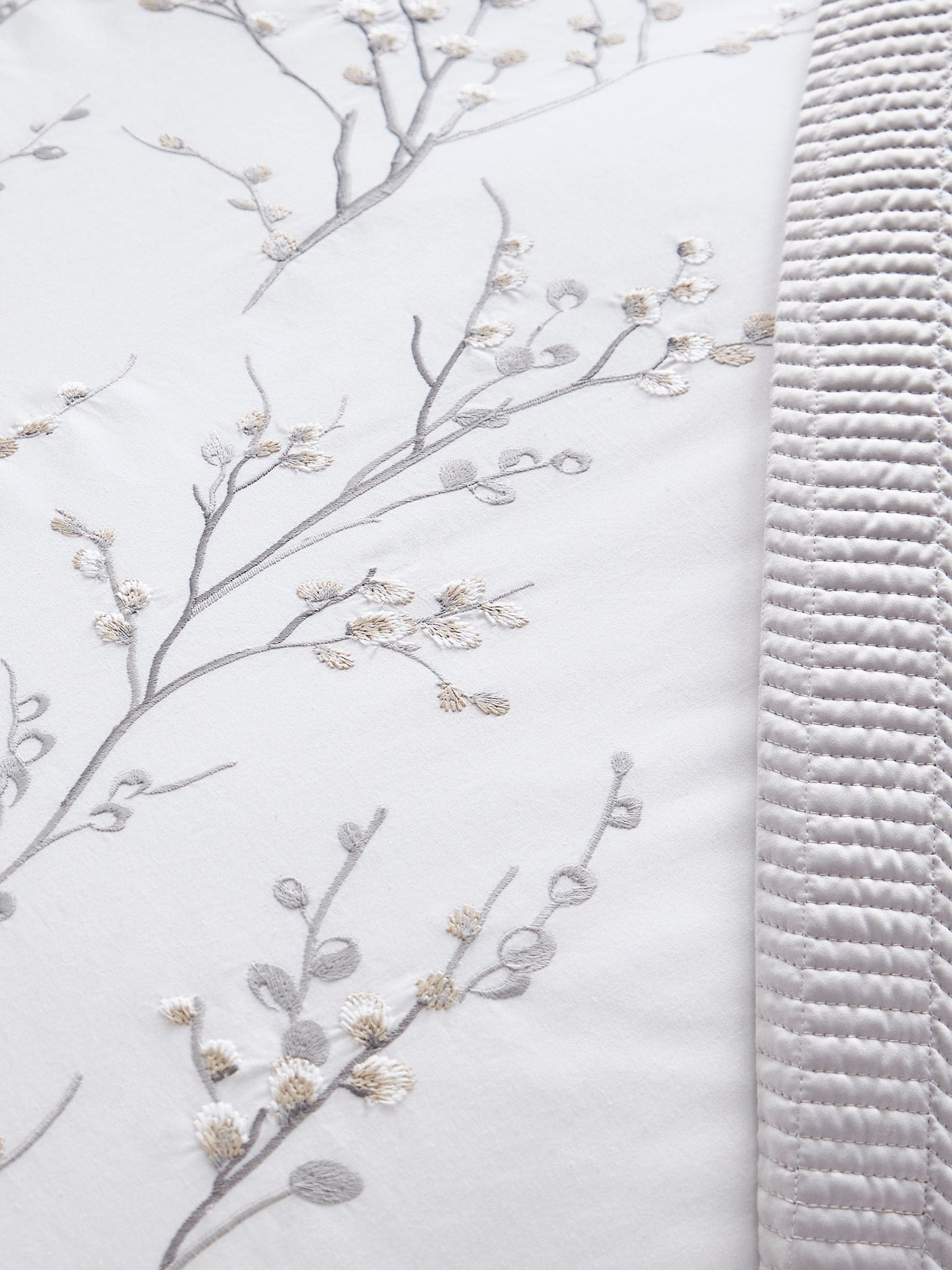 Laura Ashley 100% katoen perkal 200 draadtelling Pussy Willow Sprig geborduurd dekbedovertrek en kussensloopset