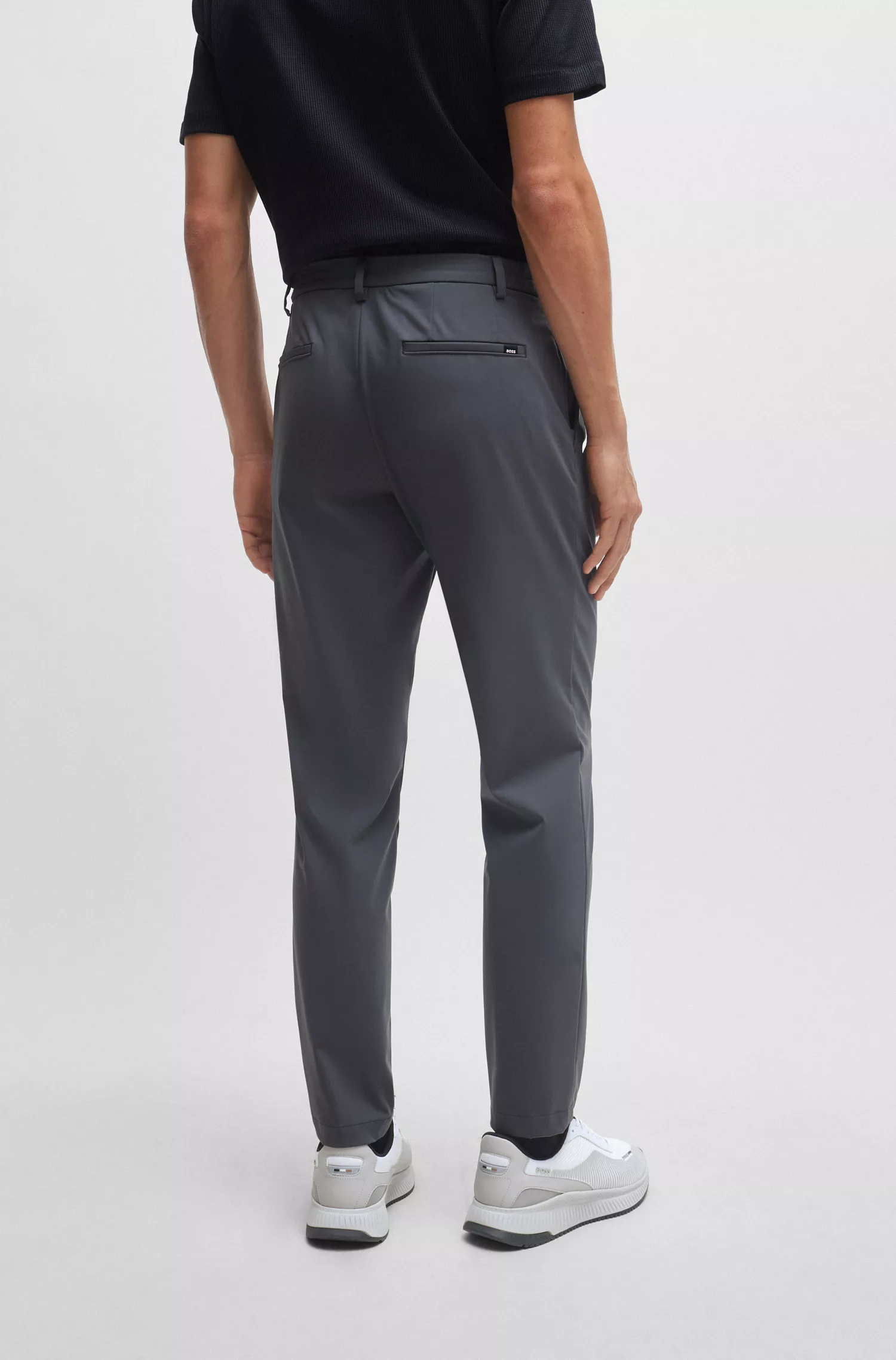 Calça BOSS preta de corte slim em malha elástica de alta performance.