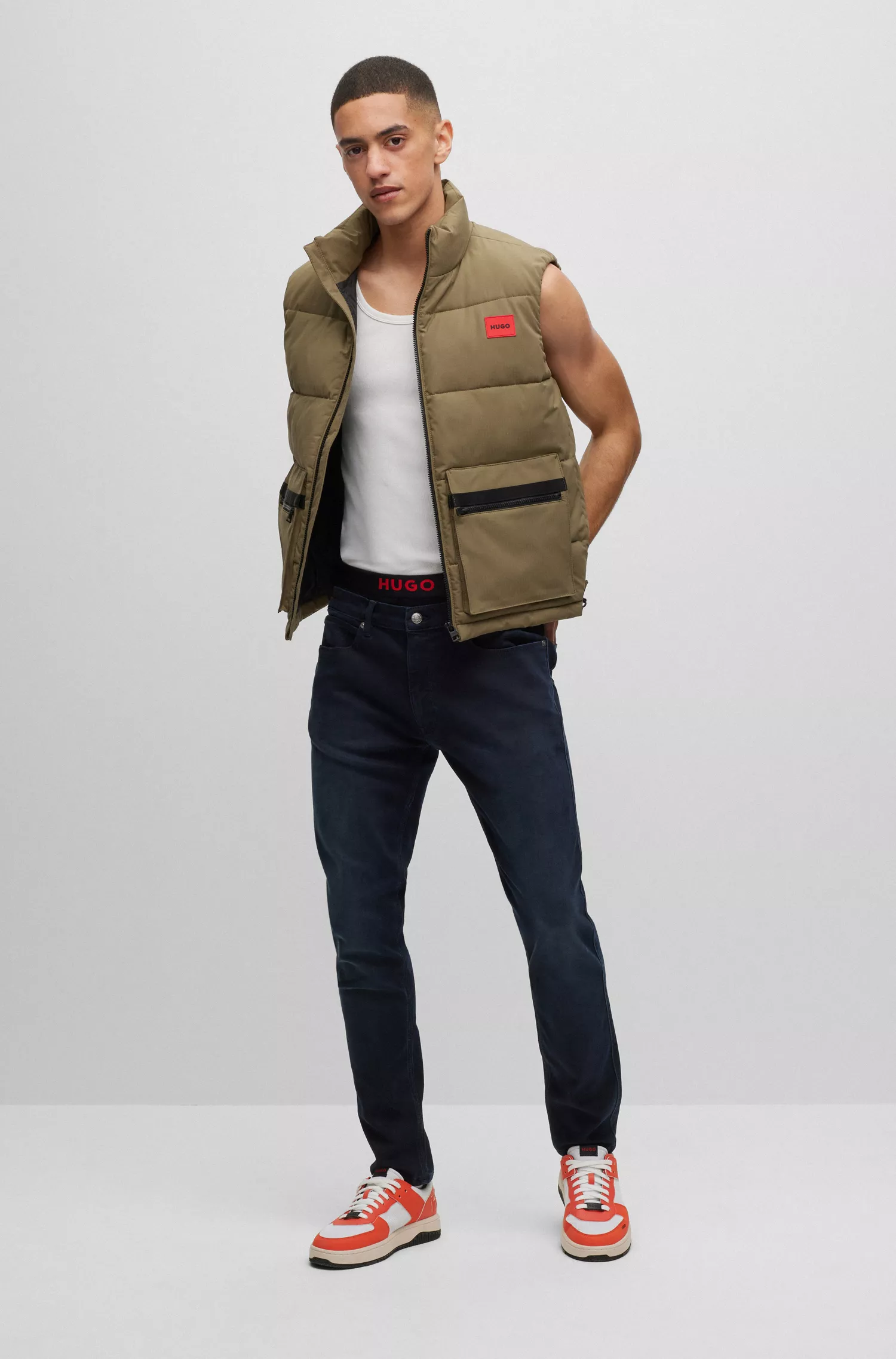 Calça jeans HUGO vermelha, extra slim fit, em denim azul com toque de cashmere.