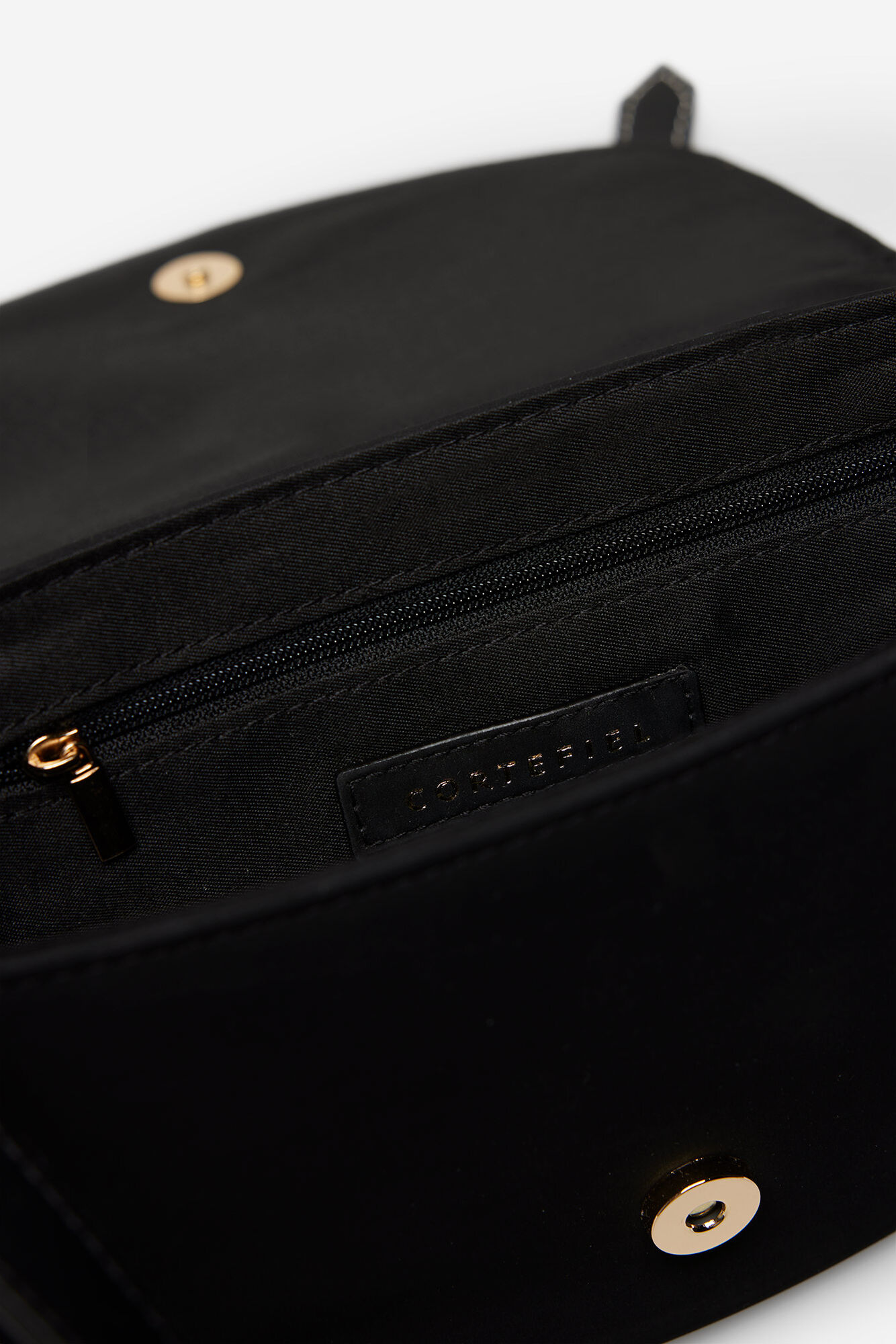 Bolsa de ombro com aba pespontada