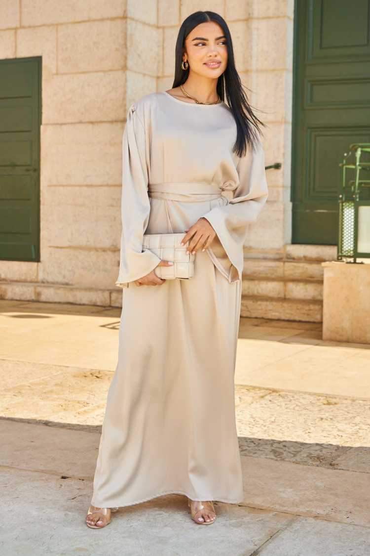 Robe ample ceinturée et satinée beige