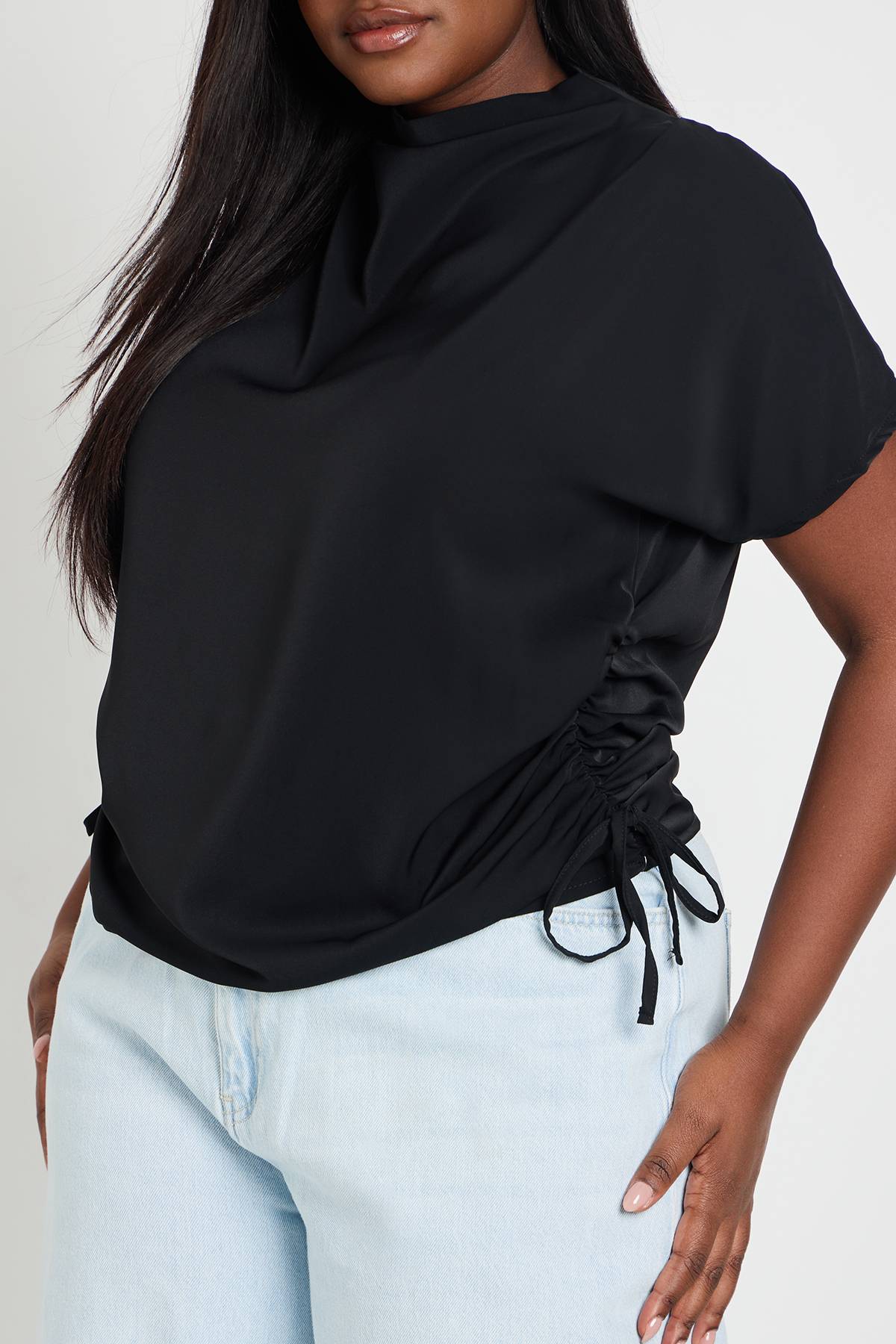 boohoo Chemisier Grande Taille À Drapé Latéral Avec Détail Noué