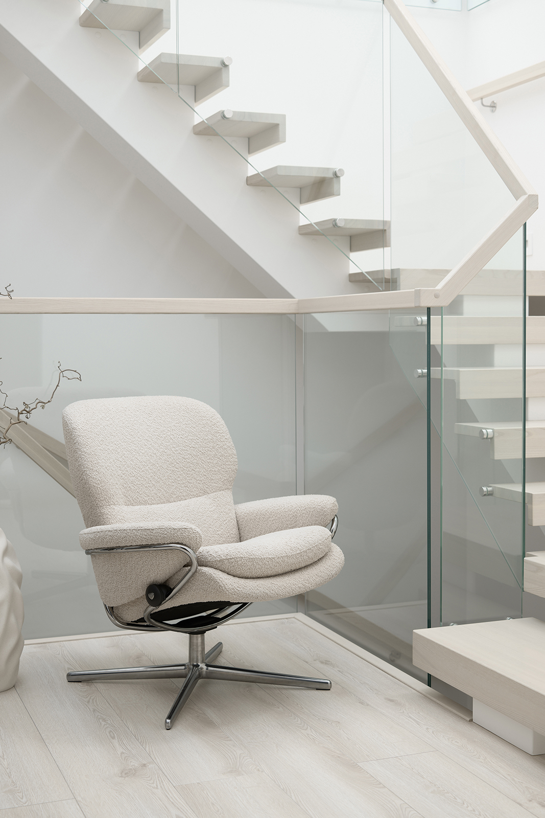 Rome lav lenestol Lav stol i bouclé-tekstil Orchid Offwhite og Cross-understell i krom. Uten krakk.
