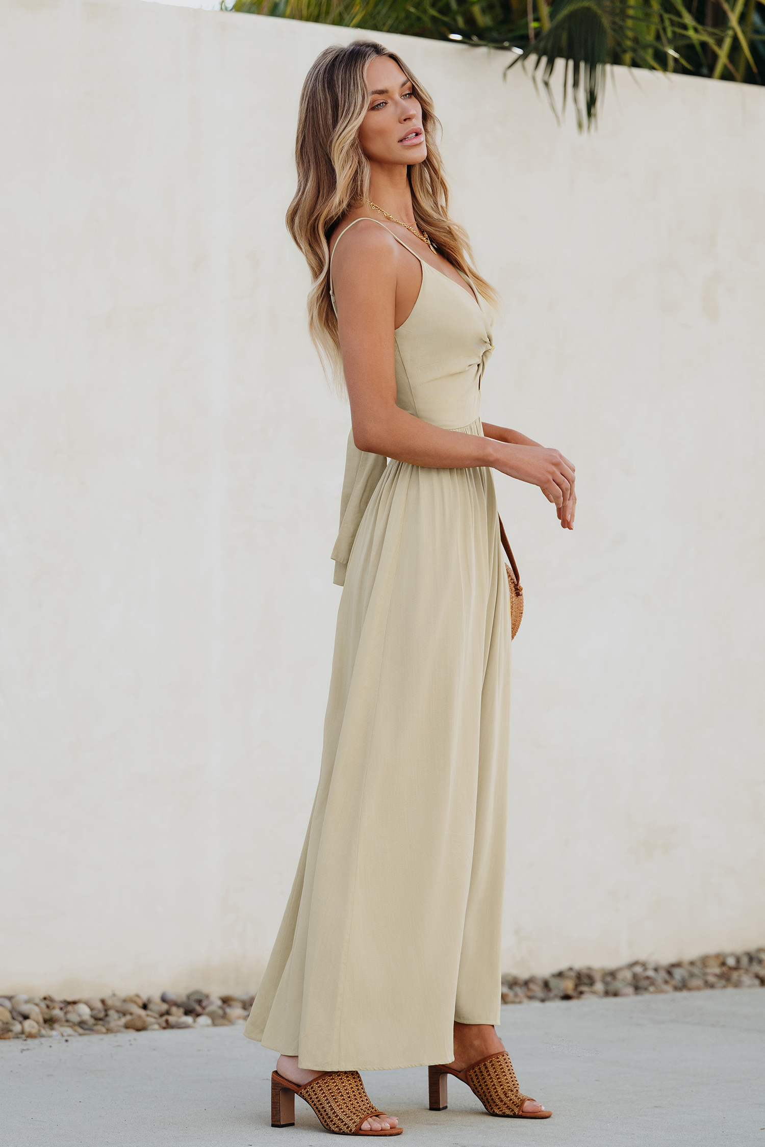 Robe maxi avec col en cœur torsadée et trou de serrure abricot
