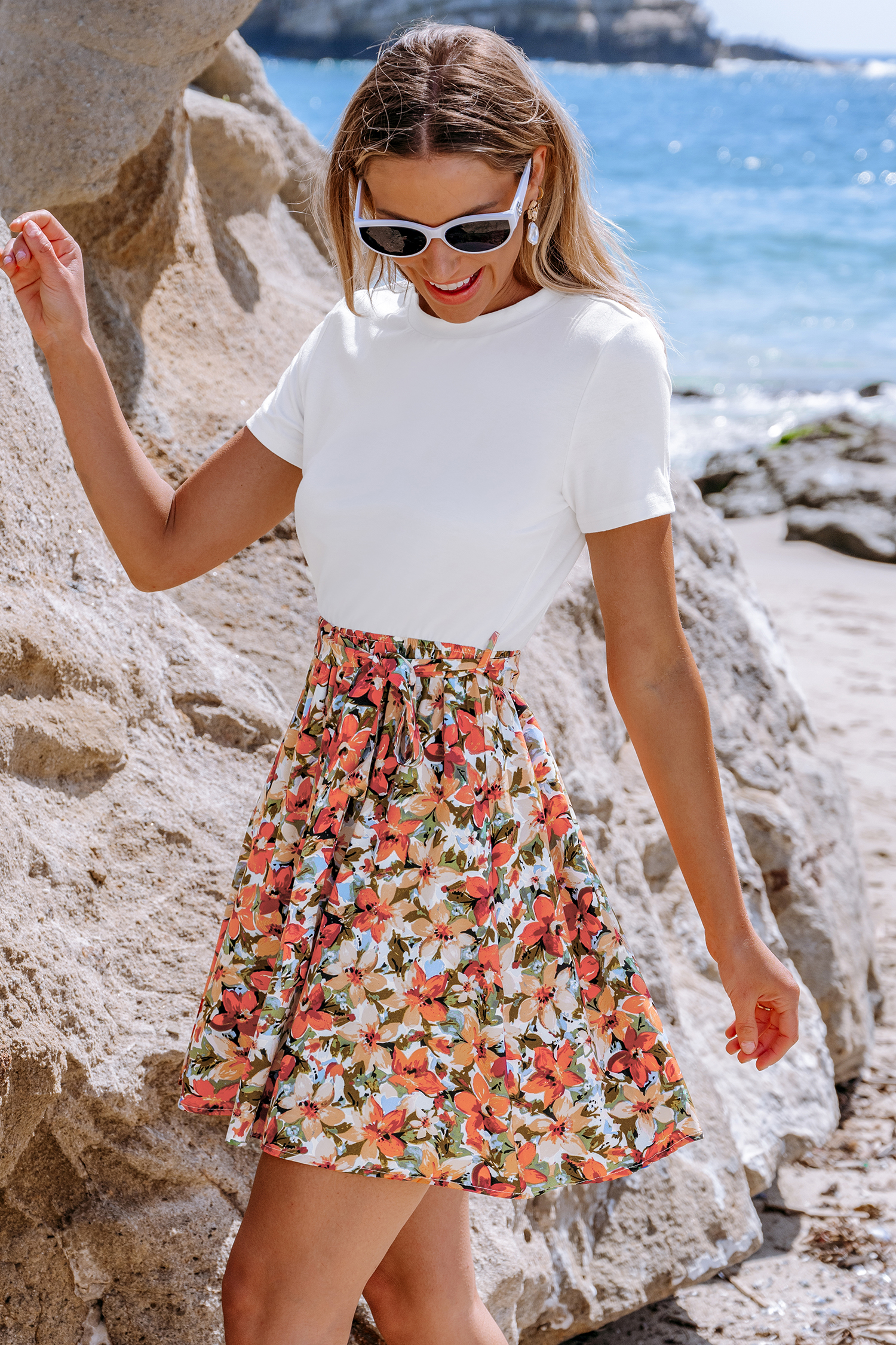Robe mini à t-shirt blanc et jupe florale