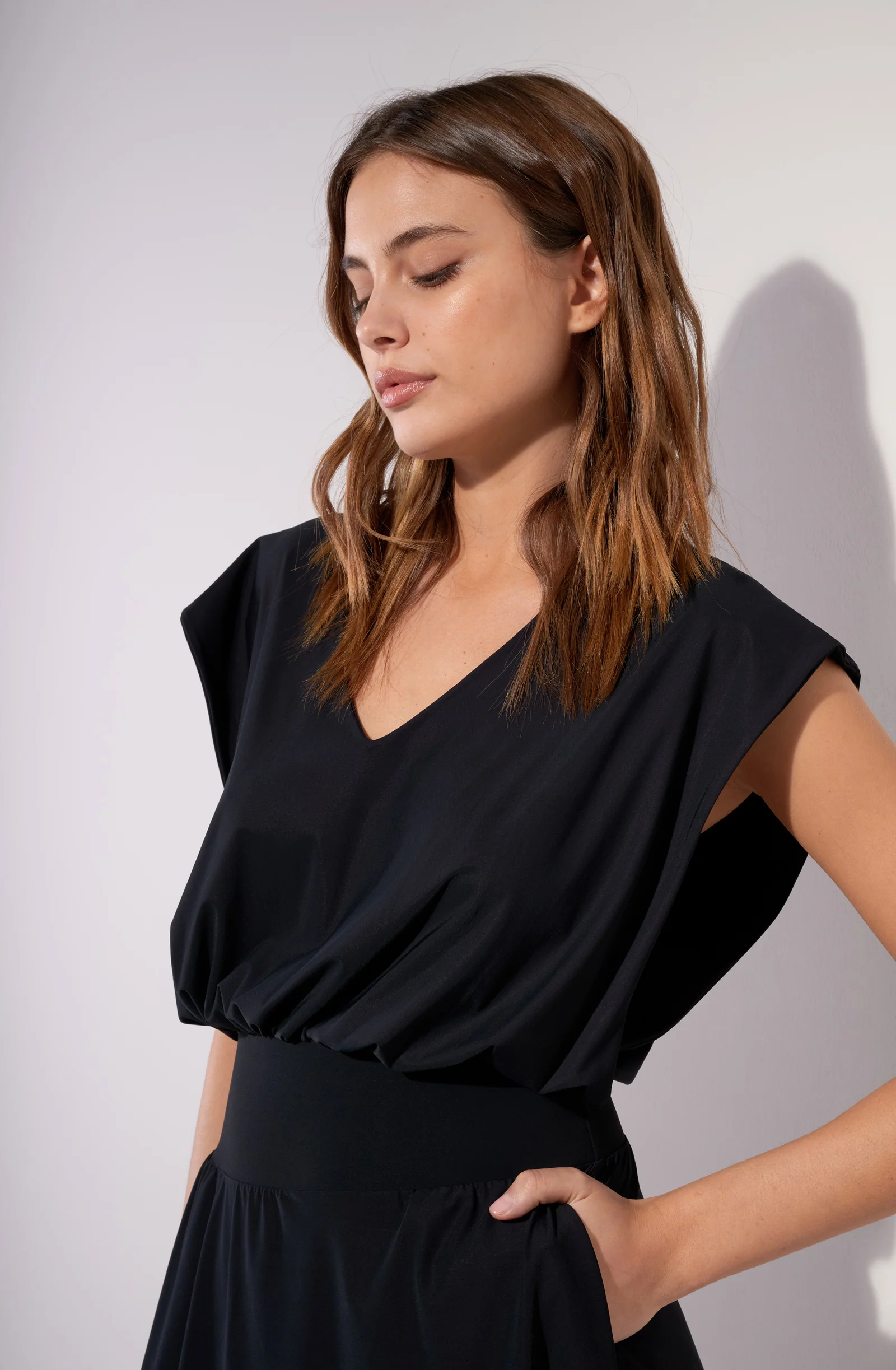 nola Robe courte en voile extensible décolleté V noir Noir