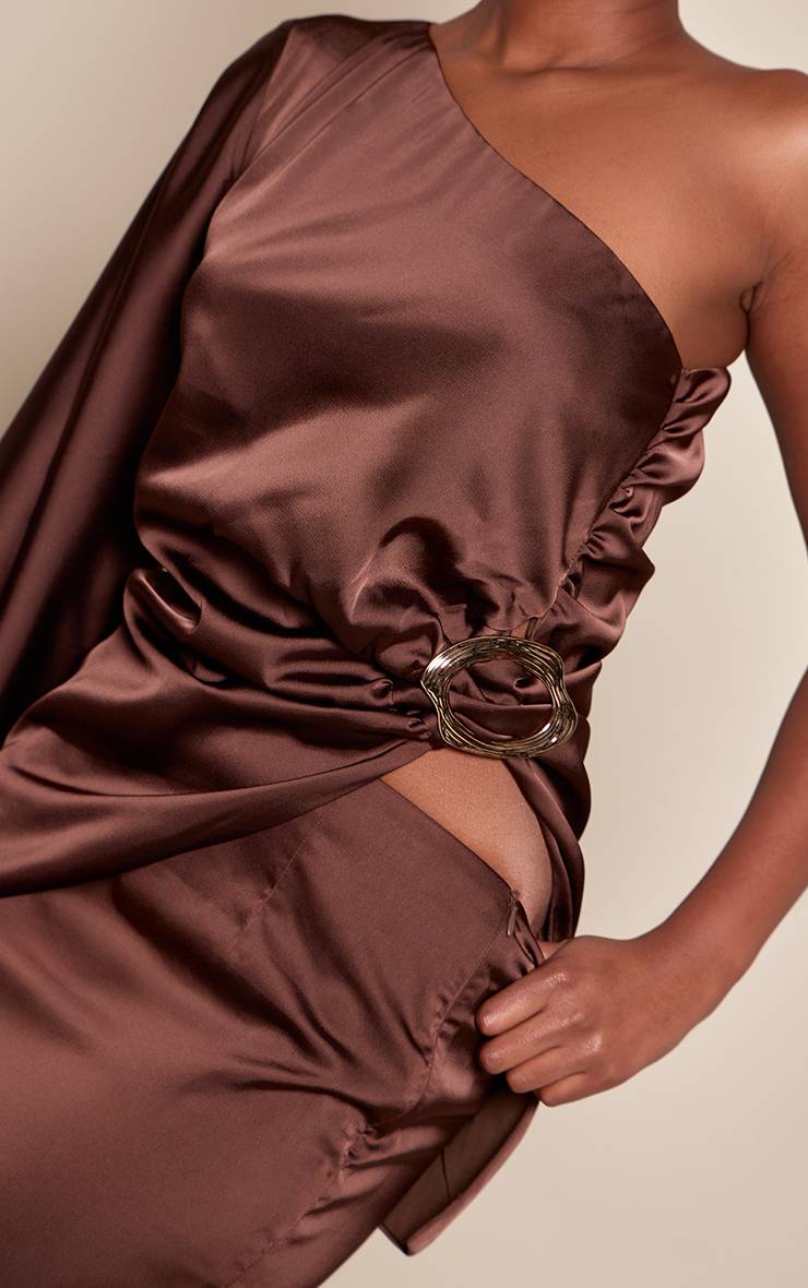 Marron Foncé Top En Satin À Manche Unique Avec Détail De Finition