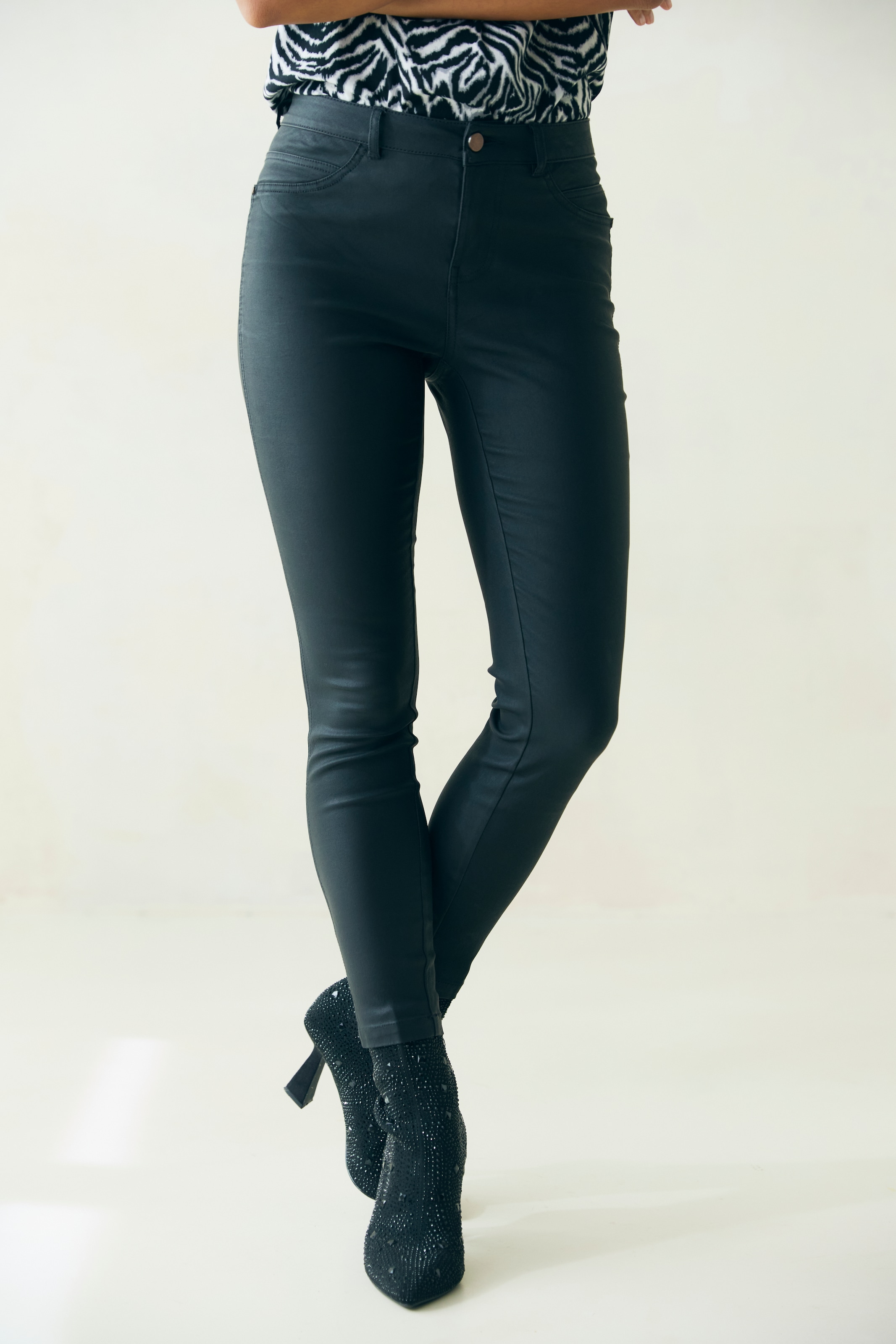LASCANA Lederimitathose  in schmaler Passform, figurbetonte Jeggings mit Stretchanteil