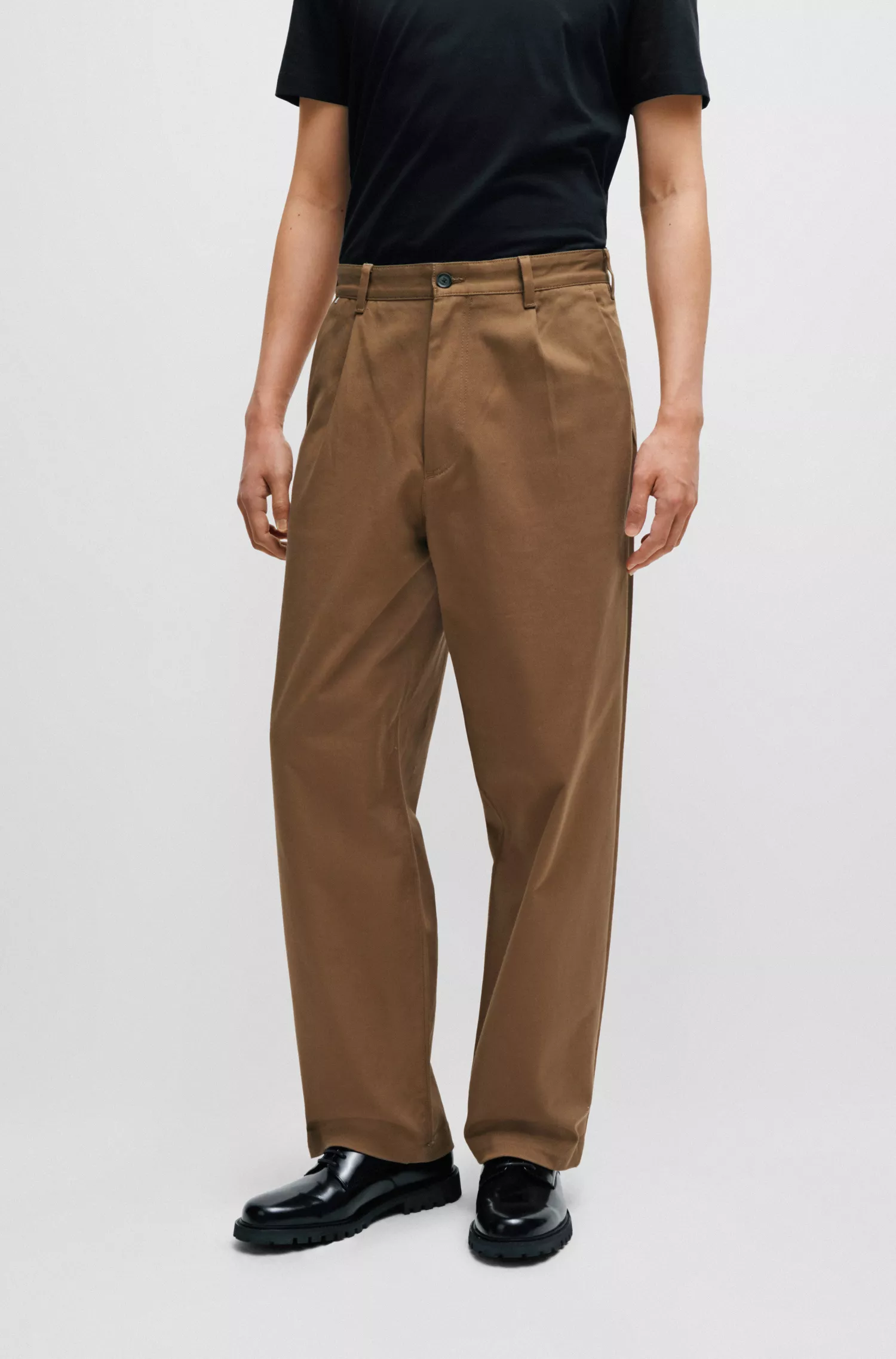 Calça BOSS preta de corte relaxado em sarja de algodão elástico