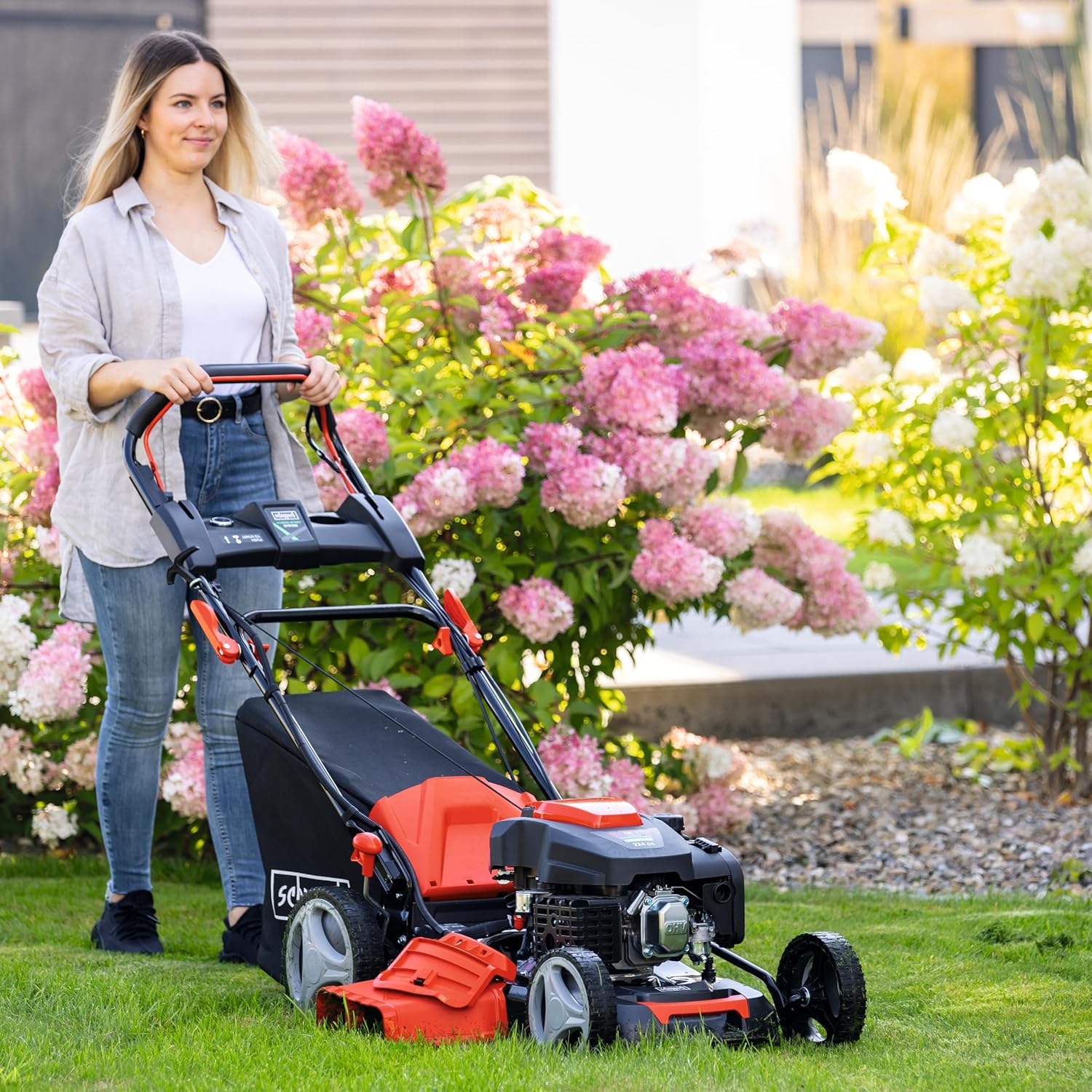 Scheppach Tondeuse à Gazon Hybride MS225-53E – Moteur 4 Temps 224 cm3 / 6 CV – 4400 W – Largeur de Coupe 53 cm – Démarrage électrique – Bac 65 L – Batteries, chargeurs, Huile Inclus