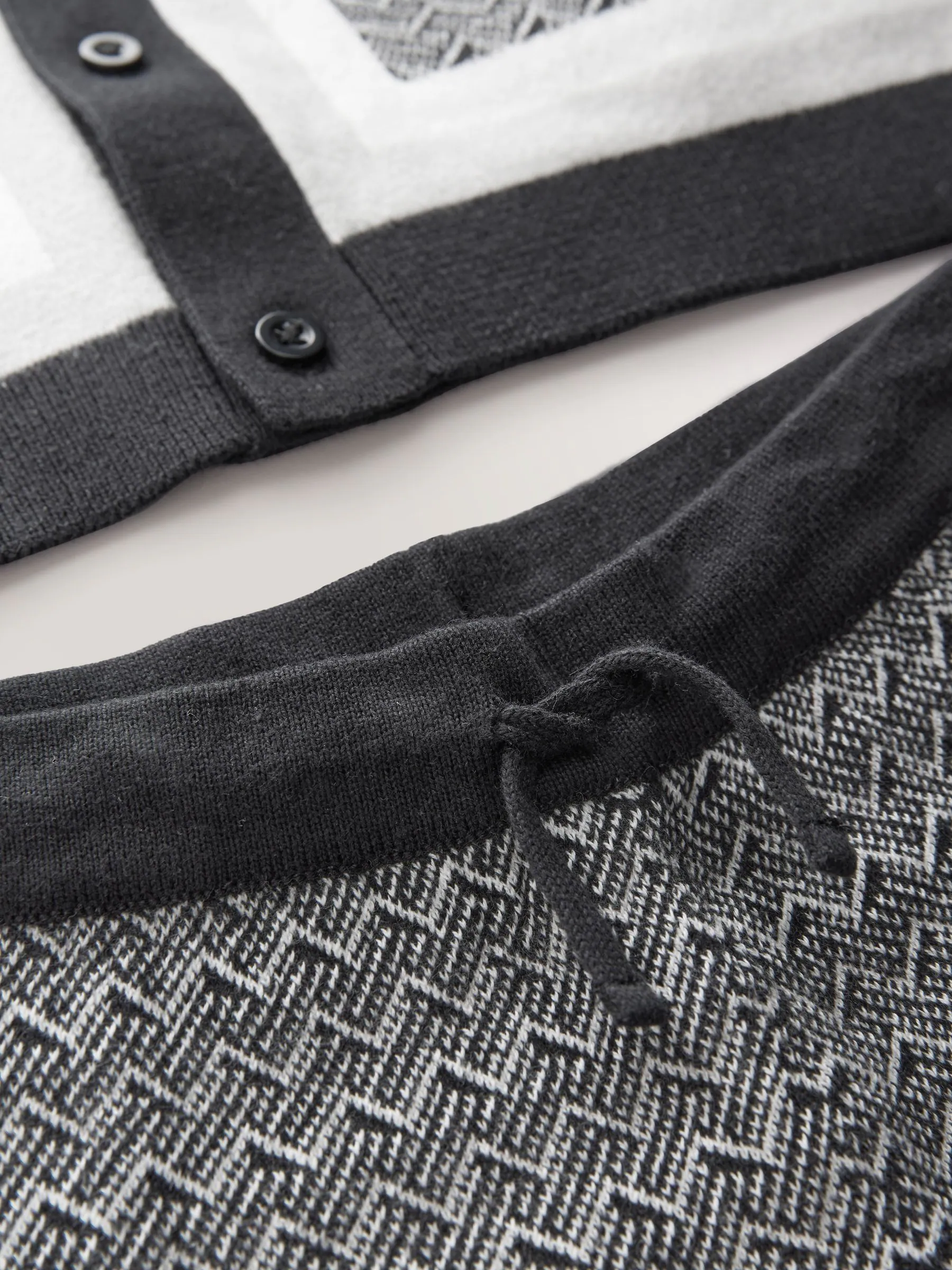 Monochroom - Set met gebreid poloshirt met knoopsluiting en short met geometrische print (3-16jr)