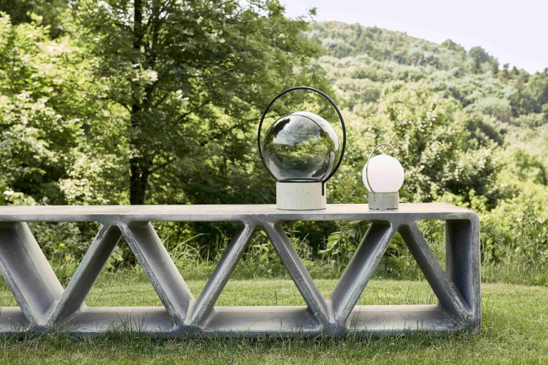 Brokis Sfera tafellamp LED oplaadbaar small rookgrijs zwart naturel