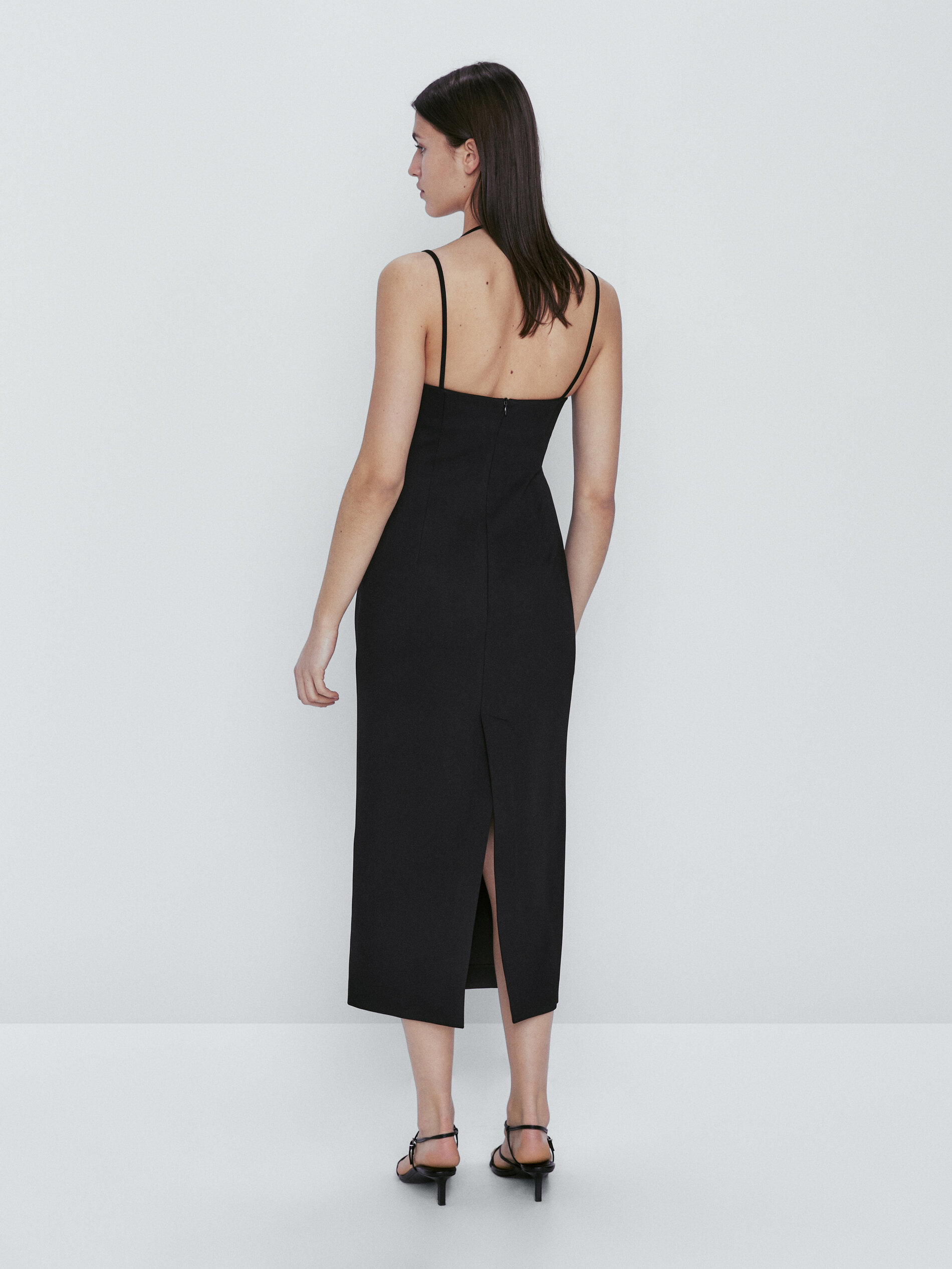Vestido preto com decote em formato de coração - PRETO