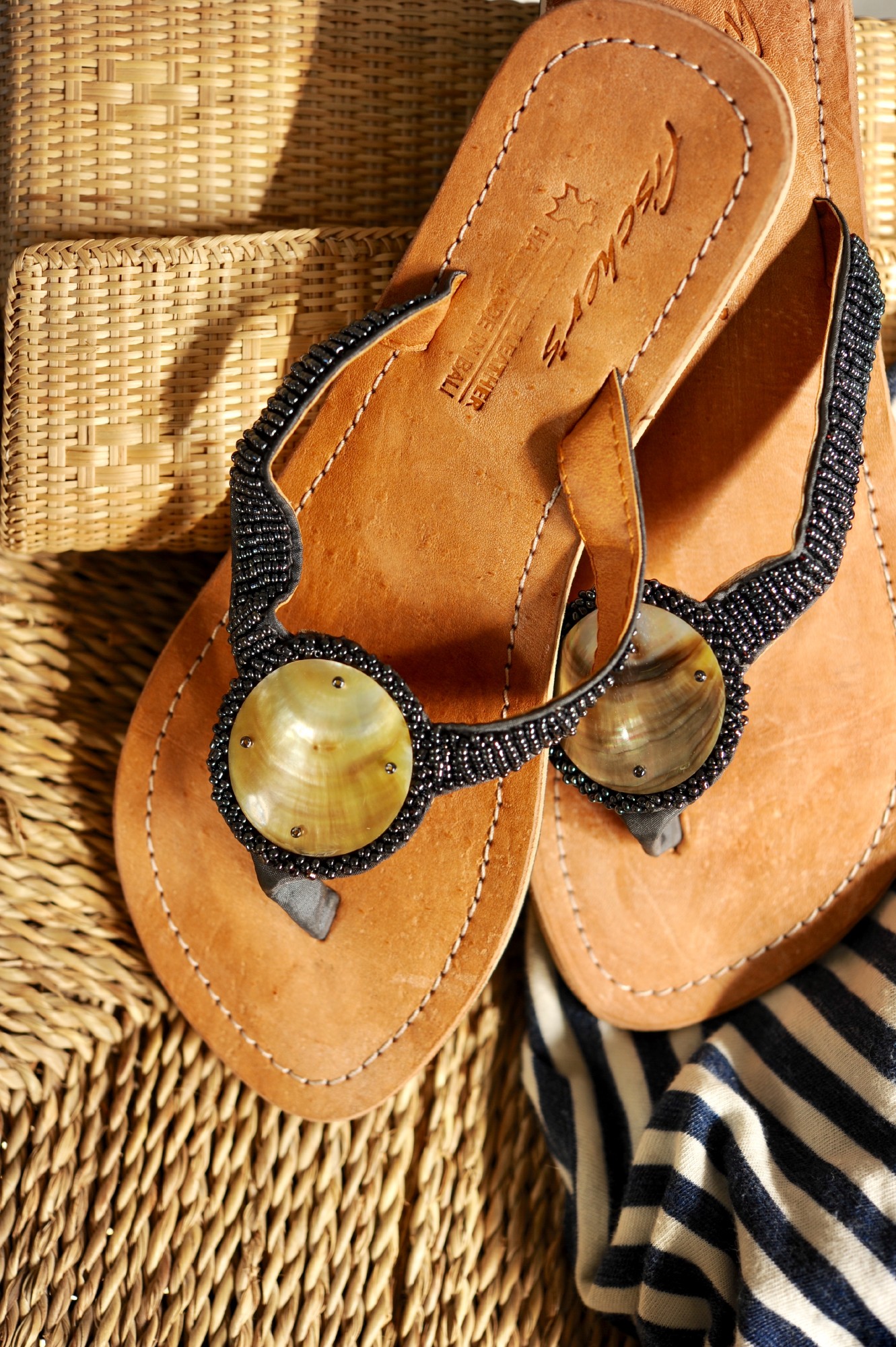 Damensandalen mit Perlen und Muscheln, schwarz, Leder, Größe 37-42 günstig bestellen