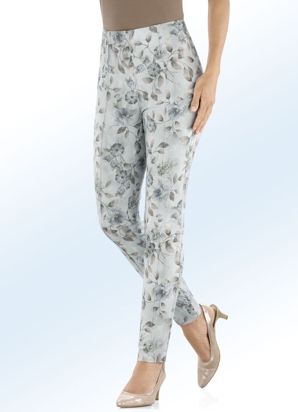 Hose mit farbharmonischer Floraldessinierung
