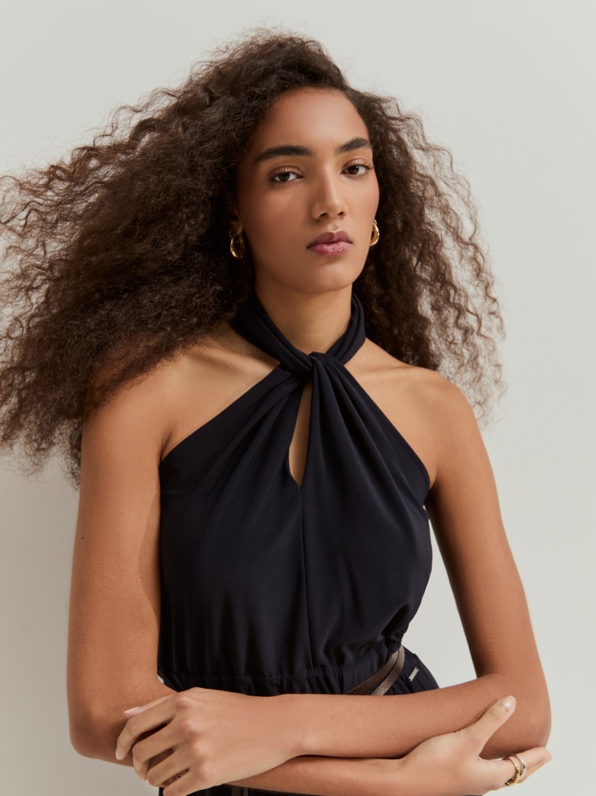 Vestido midi fluido decote halter