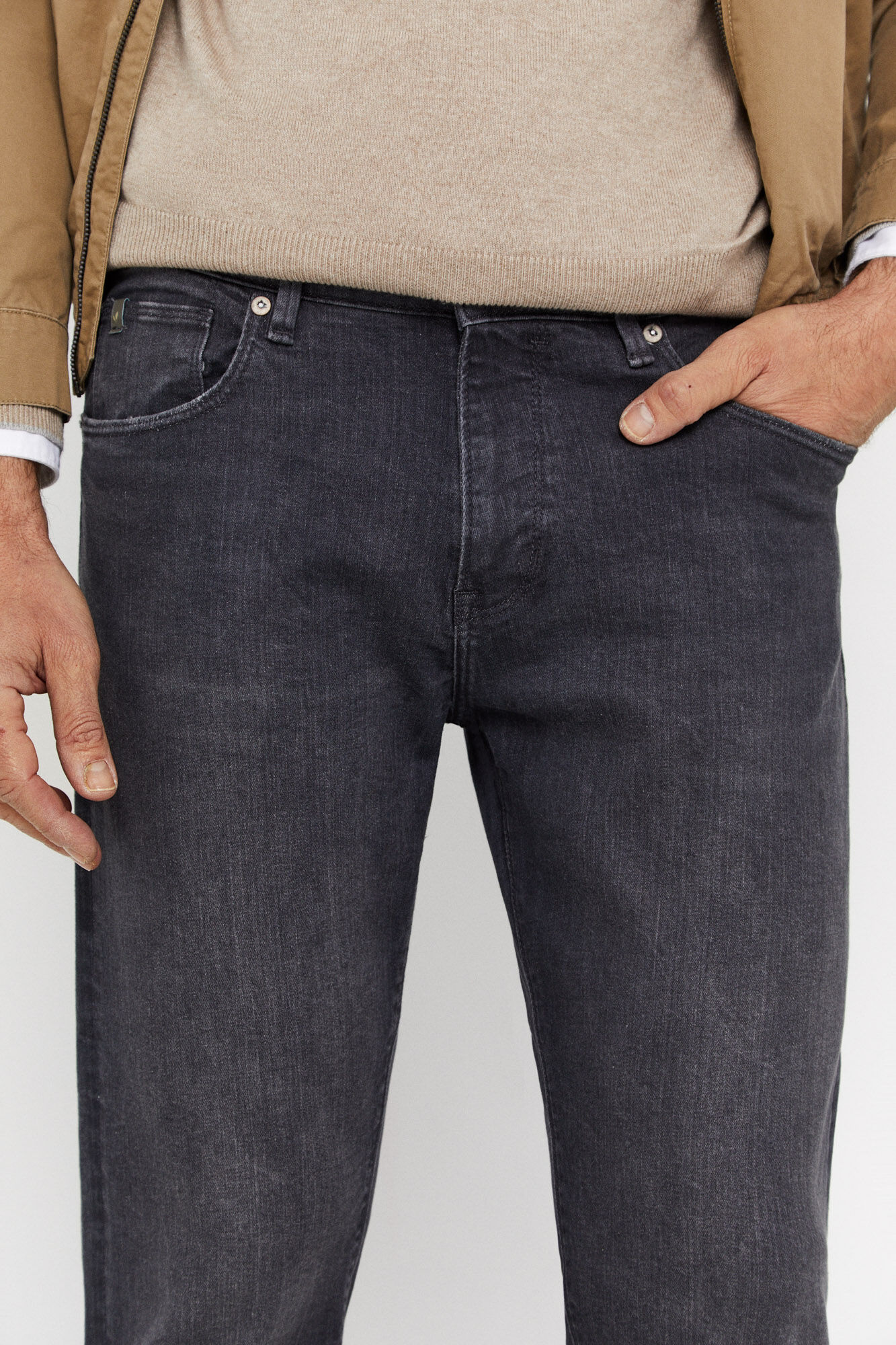 Calça jeans Dynamic de corte regular - Cinza