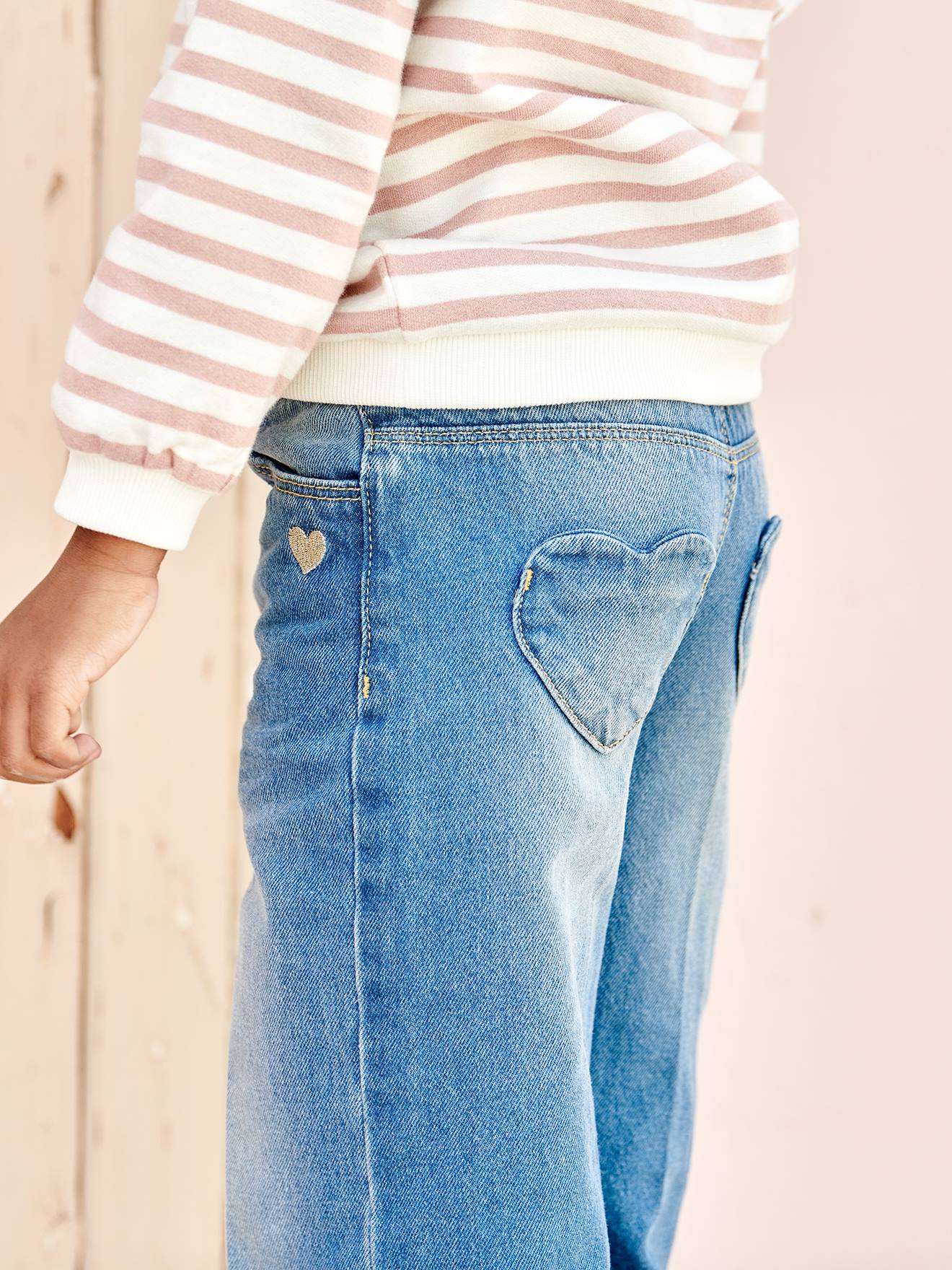 Calça jeans de pernas largas até o tornozelo com cinto de chiffon de algodão para uma mulher de estatura alta.